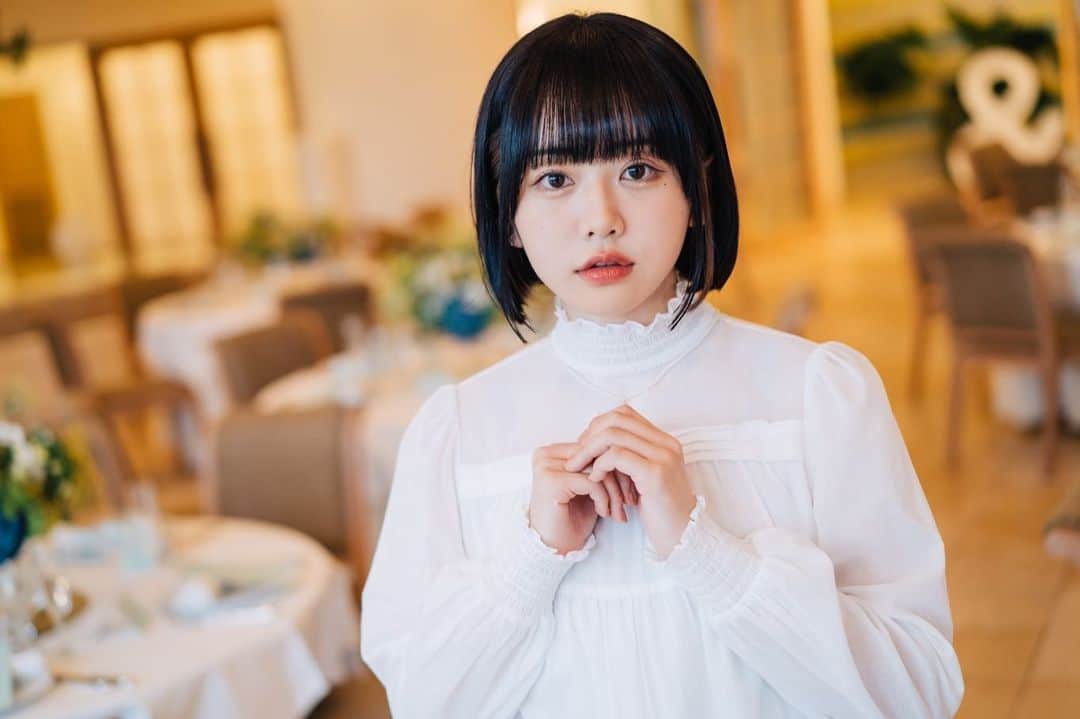 のインスタグラム：「#花束とオオカミちゃんには騙されない いよいよ明後日、3月5日(日) 22:00 初放送です！💐🐺  緊張したあああ、、ちゃんと日本語話せたのかな🥹 最高の１１人に出会えると思います！ みんな是非見てください👼🏻🤍  #花束オオカミ #ちせ @ookami_official」