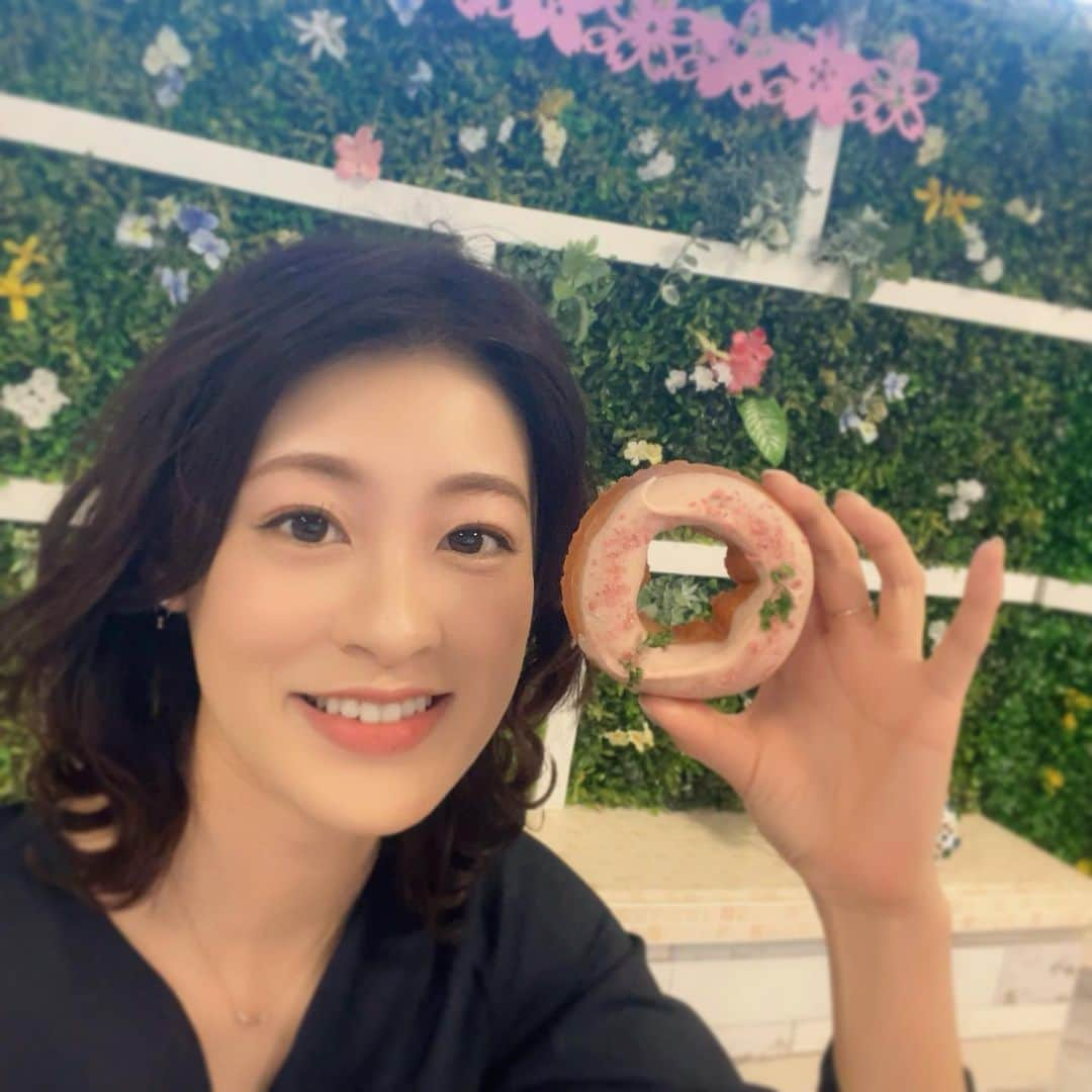 小宮山瑞季のインスタグラム：「サクラ色のドーナツ🌸 かわいい～春らしい～🌷🌸  きのうからながの東急百貨店で開催されている NBSご当地グルメフェスタに きょう行ってきました☺️💓  行列ができているお店もあったり、 会場は美味しそうな香りで包まれていたり、 食べることが大好きなわたしは テンションあがってしまいました😎✨  これはOTTO Donuts hakubaさんと ふるさとライブがコラボしたドーナツ🍩 西村菜那子さん考案だそうです💓💞  花が咲いているかのような見た目と サクラの香りにうっとり🌸 8日までイベントは開催しているので みなさんもぜひ足を運んで見てください☺️🍀✨   #NBS  #ご当地グルメ  #ご当地グルメフェスタ  #コラボスイーツ  #春スイーツ  #スイーツ  #ふるさとライブ  #西村菜那子  #考案  #さくら  #sakura  #ottodonutshakuba  #長野市  #長野市イベント  #nagano  #ながの東急百貨店  #長野放送  #アナウンサー  #小宮山瑞季」