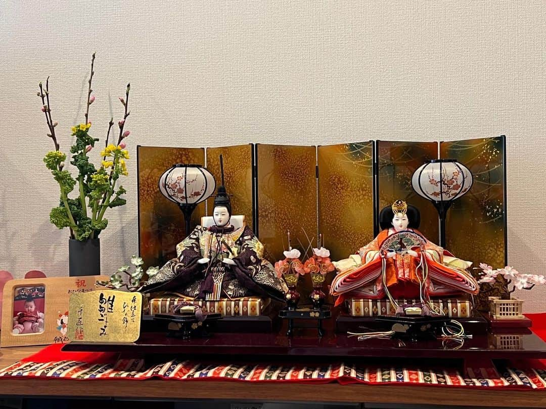 林マオさんのインスタグラム写真 - (林マオInstagram)「ももの節句🎎🌸  毎年、右がお雛様だったか、 左がお雛様だったか一瞬迷う…  娘が生まれた時に ばぁばに買ってもらったお雛様  お顔が好きでこれにしてもらって… 今年も顔を見て、 やっぱりこのお雛様にして良かった〜としみじみ😊  今年で9回目 来年で10回目かぁ〜  来年は… 左右迷わないようにしなきゃな😅  #ももの節句#お雛様#関西#雛人形」3月3日 19時57分 - maohayashi_ytv