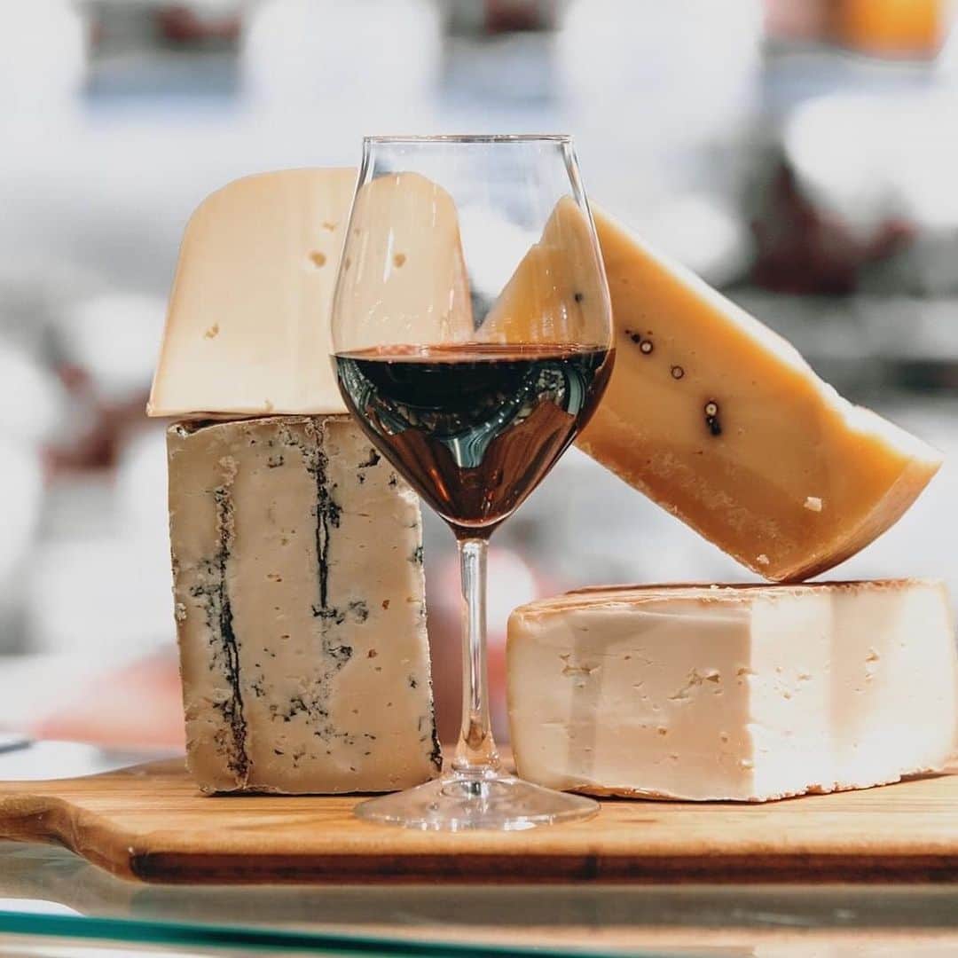 EATALY Tokyoのインスタグラム：「＼I FORMAGGI ITALIANI／ イタリアのチーズを満喫しましょう！ マーケットではイタリア直輸入のチーが豊富に揃っていて、試食もできるのをご存知ですか？ 今の季節は北イタリアの牛乳、トスカーナ州の羊乳のチーズをお勧めしています。レストランやクイックサービス・カウンターでは期間限定でチーズメニューがいつも以上に充実しております！ぜひ週末はイータリーでチーズを堪能してください！ #eataly #eatalytokyo #eatalyginza #eatalytokyo #eatalynihombashi #eatalyharajuku #eatalyshonan #東京駅グルメ #丸の内グルメ #東京グルメ #銀座グルメ #tokyogroumet #イタリアンチーズ #italiancheese #チーズ #cheese #formaggi #チーズ専門店 #cheeseshop #tokyoitalian」