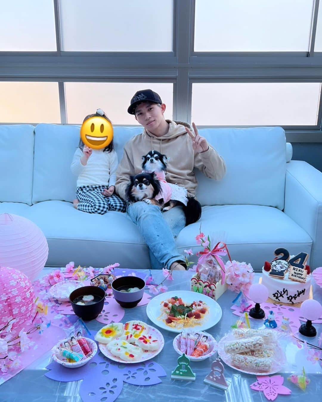 平野莉玖のインスタグラム：「皆さんこんばんは！  今日は〜楽しい〜ひな祭り〜 ですね！！！  という事で‼️ 飾り付けをして妹と楽しんでました〜😆  そしたらまさかのスタッフたちからのサプライズケーキ🤩  とても楽しいひとときでした😊  明日と明後日は岡崎キッチンカーフェスティバルですね‼️ 最高な思い出つくりましょ😆  #RKS #RKSRICKY #リクスリッキー #RIKU #平野莉玖 #ひなまつり #岡崎 #キッチンカー #フェスティバル」