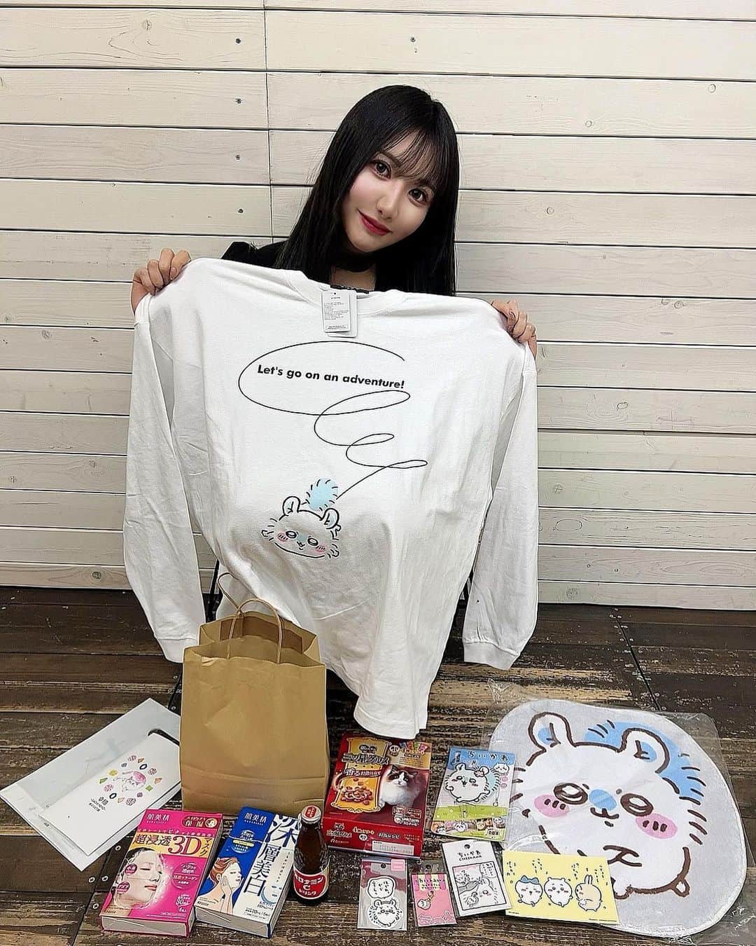 若月みいなのインスタグラム：「差し入れたち🤍 モモンガちゃんいっぱいでご満悦💜 #event  #イベント  #サイン会  #差し入れ  #ちいかわ  #モモンガ  #推しと私  #加工強めの顔みたいになった」