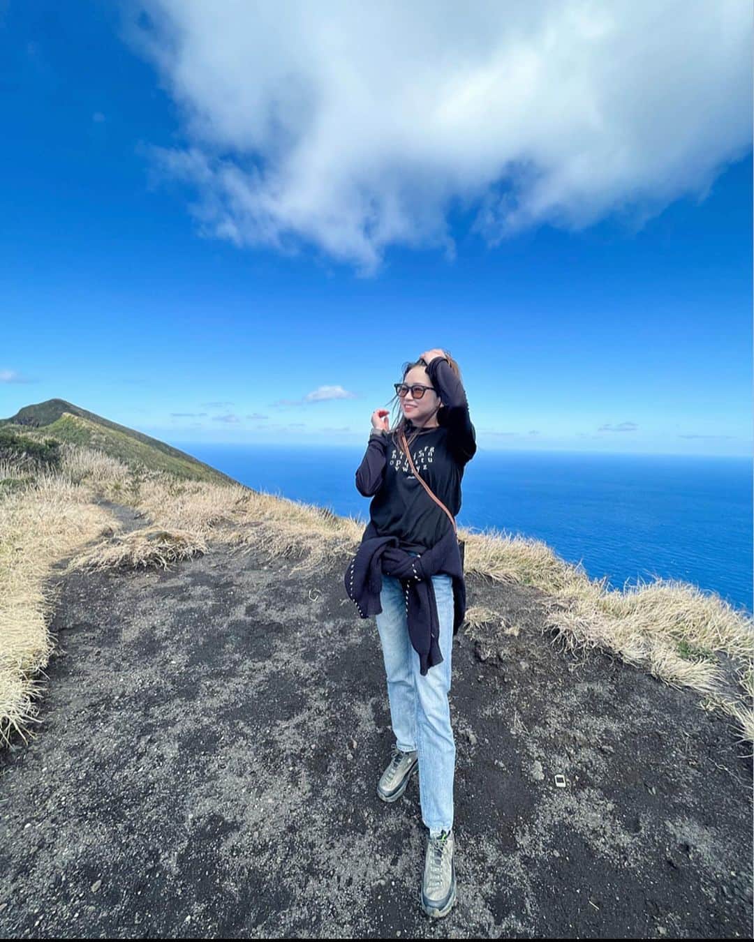 KEIのインスタグラム：「八丈富士⛰ 急な階段を永遠に登る事1時間。 絶景に出会えました✨  が、頂上はあり得ないくらい強風😱 たまに立ってるのも大変で、 髪の毛は押さえてないと前が見えなかった😂😂  あ、鎮痛剤飲んで登ったよ笑 でもそこまでして登った甲斐は本当にあったよ！！  #八丈島 #八丈富士 #山ガール」