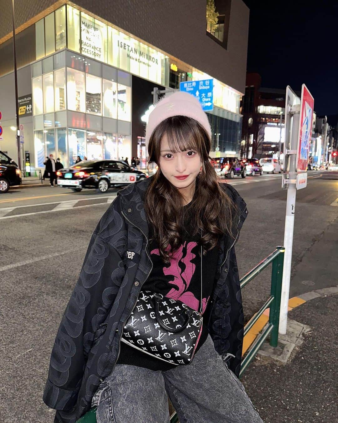 清水里香のインスタグラム：「⁡ ⁡ お気に入りのニット帽🌸 ⁡ ⁡ ⁡ ⁡ ⁡ #ニット帽 #ツインテール #原宿」