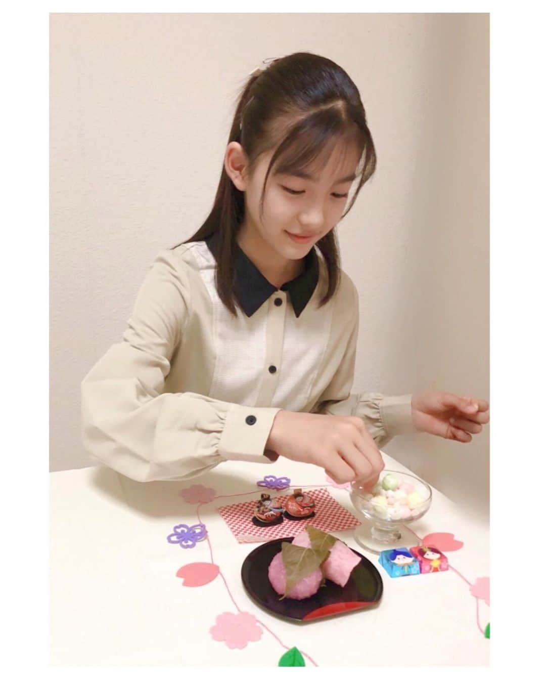 野澤しおりのインスタグラム：「今日は ひな祭りなので、桜餅を食べました！ 桜餅に「関東風(長命寺)」と「関西風(道明寺)」が あることを知って、食べ比べをしました🎎  ひなあられは 毎年 食べてますが、食べ始めたら とまらないです😋🍡  #ひな祭り #桜餅 #長命寺 #道明寺 #どちら派ですか  #ひなあられ #チロルチョコ #野澤しおり」