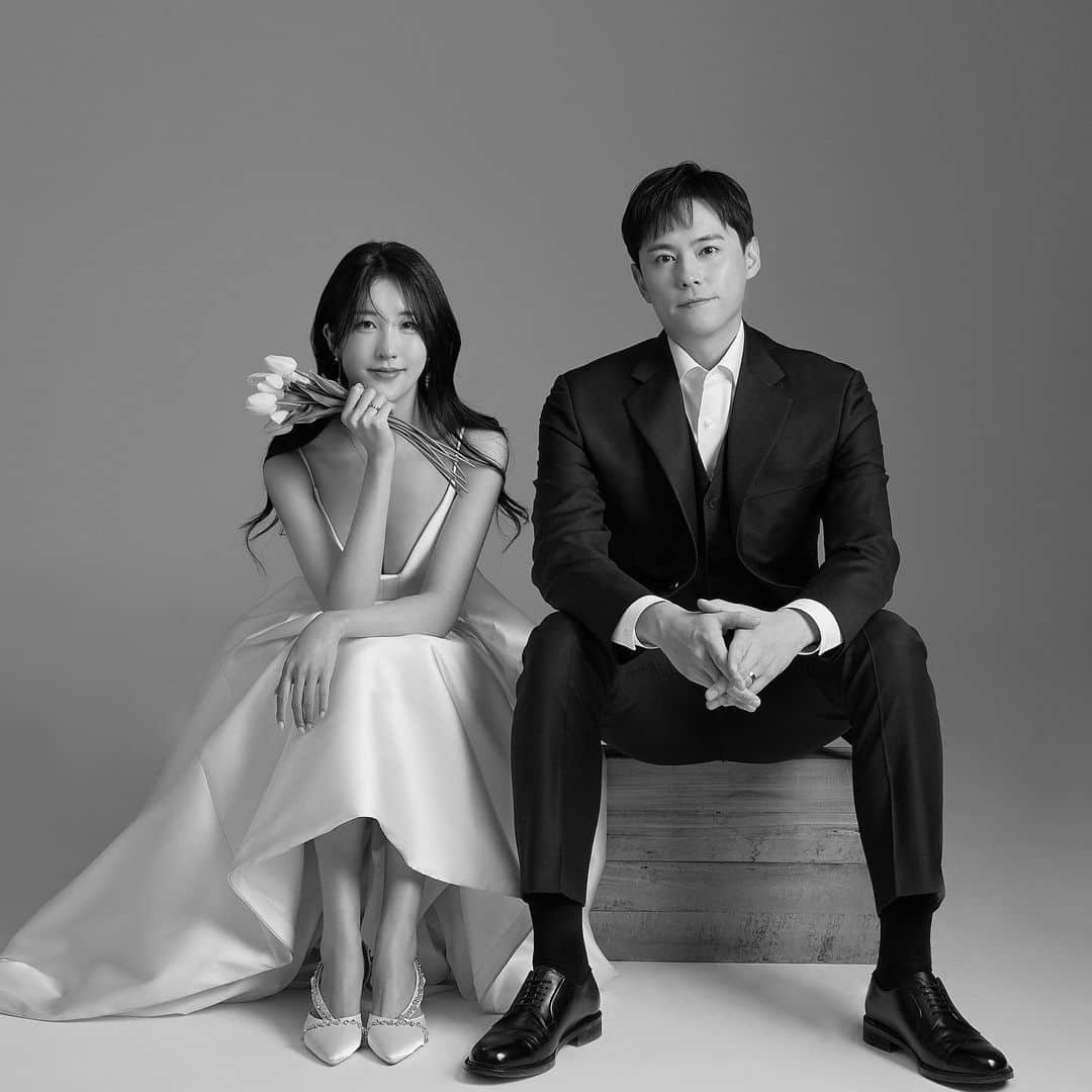 ジョンス のインスタグラム：「좋은 사람을 만나 인생 2막 시작합니다.  오랜만이니까 부담이 될까 봐 어려운 시기에 실례가 될까 봐 먼저 연락드리지 못한 분들이 많습니다.  서운하셨다면 너그러운 마음으로 이해해 주세요. 연락 주신다면 감사한 마음으로  인사드리겠습니다.  내일 오후 귀한 발걸음해 주시는 분들과 멀리서 축하해 주시는 모든 분들의 마음  평생 간직하며 잘 살겠습니다.  한정수 올림」