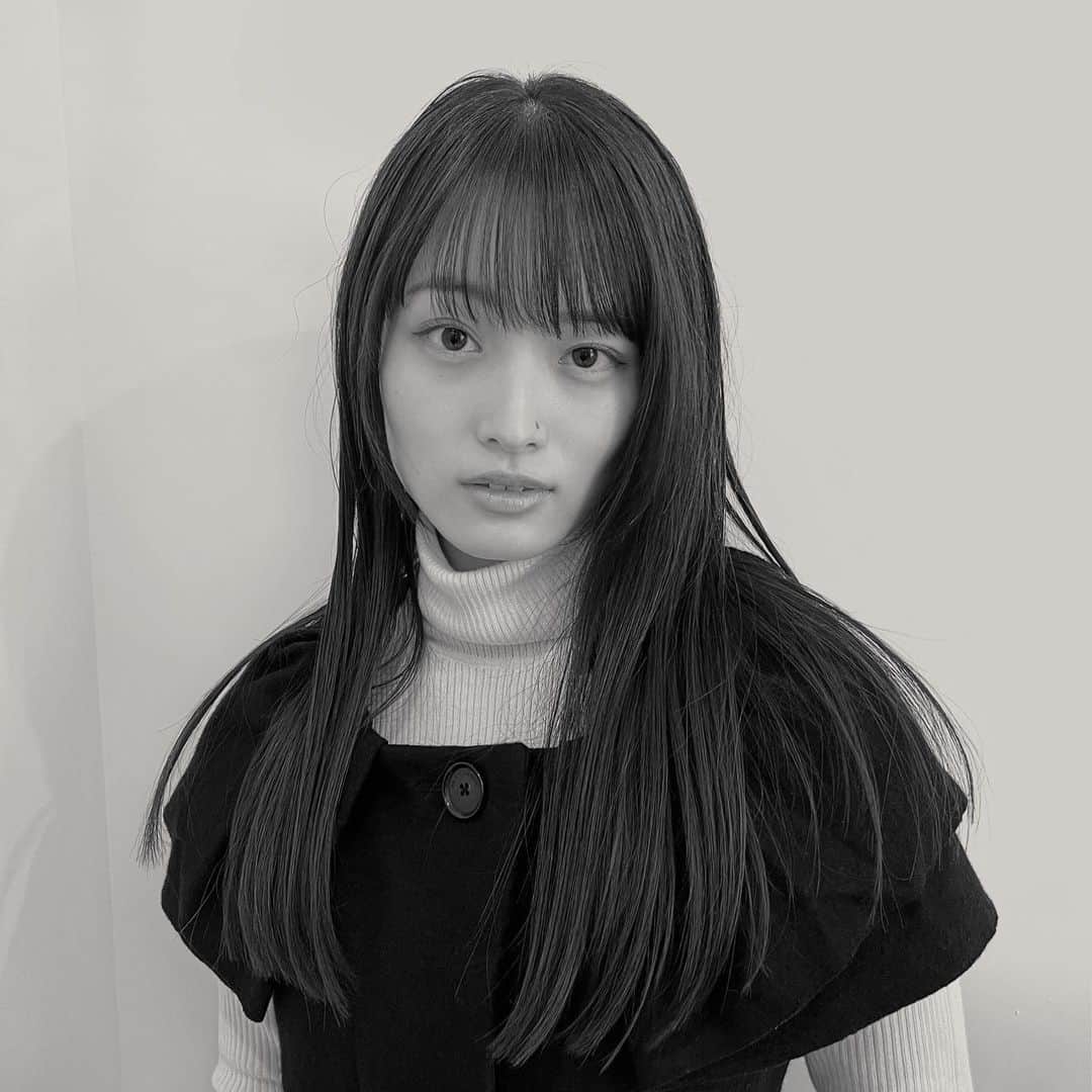 片山良平のインスタグラム：「ドライだけのlong✂︎ すっとしたカットライン ⁡ 乾かしただけでキレイなラインがでるヘアは美しい☺️ ⁡ いつもありがとう @zono__gram  ⁡ ⁡ ⁡ #ロングヘア#ヘアスタイル#カット#カットライン#レイヤーカット#パッツン前髪#前髪#顔まわり#シースルーバング#顔まわりカット#暗髪#loness#艶髪#きれいな髪質」