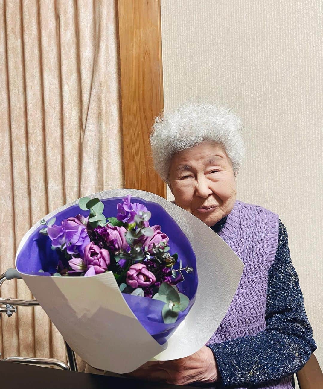 TAK-Zのインスタグラム：「ひなまつりに生まれたおばあちゃんは世界一かわいいよだいすき☺️💜 #95ちゃいネオニートオールドベテランルーキー」