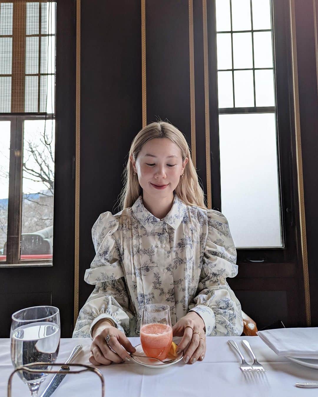 佐々木茜さんのインスタグラム写真 - (佐々木茜Instagram)「. .  箱根の空の下オムレツのにおいは流れる  🥚🟡🥚 (フレッシュトマトジュースはレモンを絞って、すっぱくってでもあまくって、わたしの体、主に口の中とお肌が嬉しがってた❤️) 🍅🍋🍅 . . #富士屋ホテル  #クラシックホテル」3月3日 20時23分 - akane_madder2