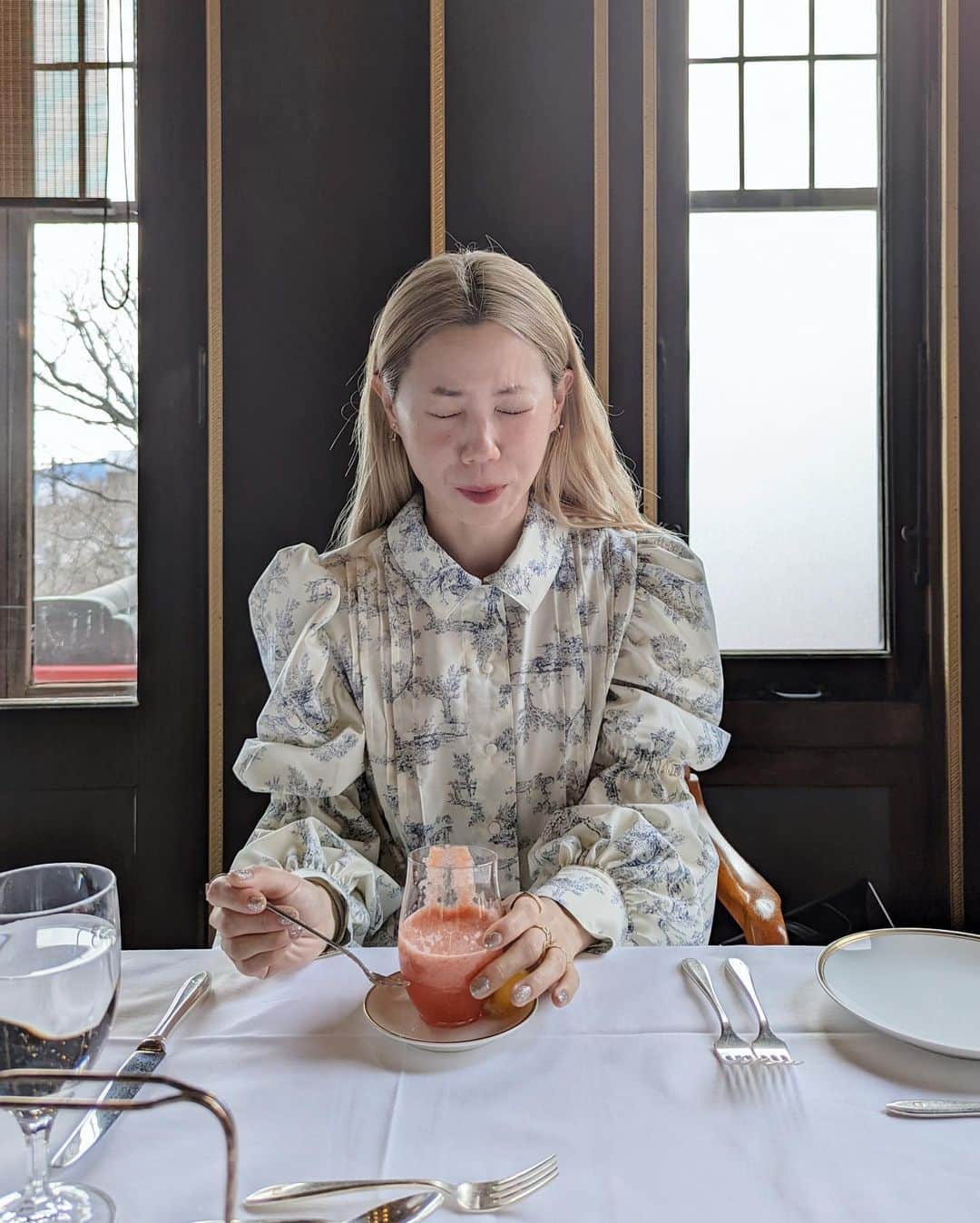 佐々木茜さんのインスタグラム写真 - (佐々木茜Instagram)「. .  箱根の空の下オムレツのにおいは流れる  🥚🟡🥚 (フレッシュトマトジュースはレモンを絞って、すっぱくってでもあまくって、わたしの体、主に口の中とお肌が嬉しがってた❤️) 🍅🍋🍅 . . #富士屋ホテル  #クラシックホテル」3月3日 20時23分 - akane_madder2