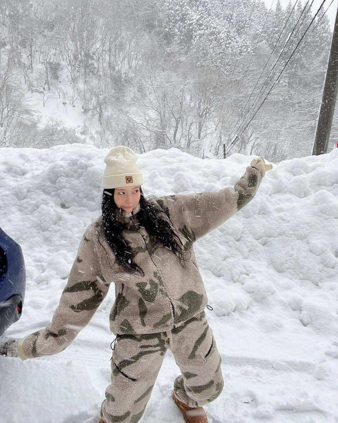 重盛さと美さんのインスタグラム写真 - (重盛さと美Instagram)「☃️🤍🤍🤍🤍🤍 1月はずっと家で編集しとったけん、 2月は色んな所に遊びにいったよ✈️🌈✨ もう3月！！！ インスタにあげてない写真がいっぱいあるので 今日からストーリーたくさん更新させていただきます🥶🤫🥴⚡️⚡️  #撮ってあげてない写真だらけ #この写真は何県だ？🤔」3月3日 20時24分 - satomi_shigemori