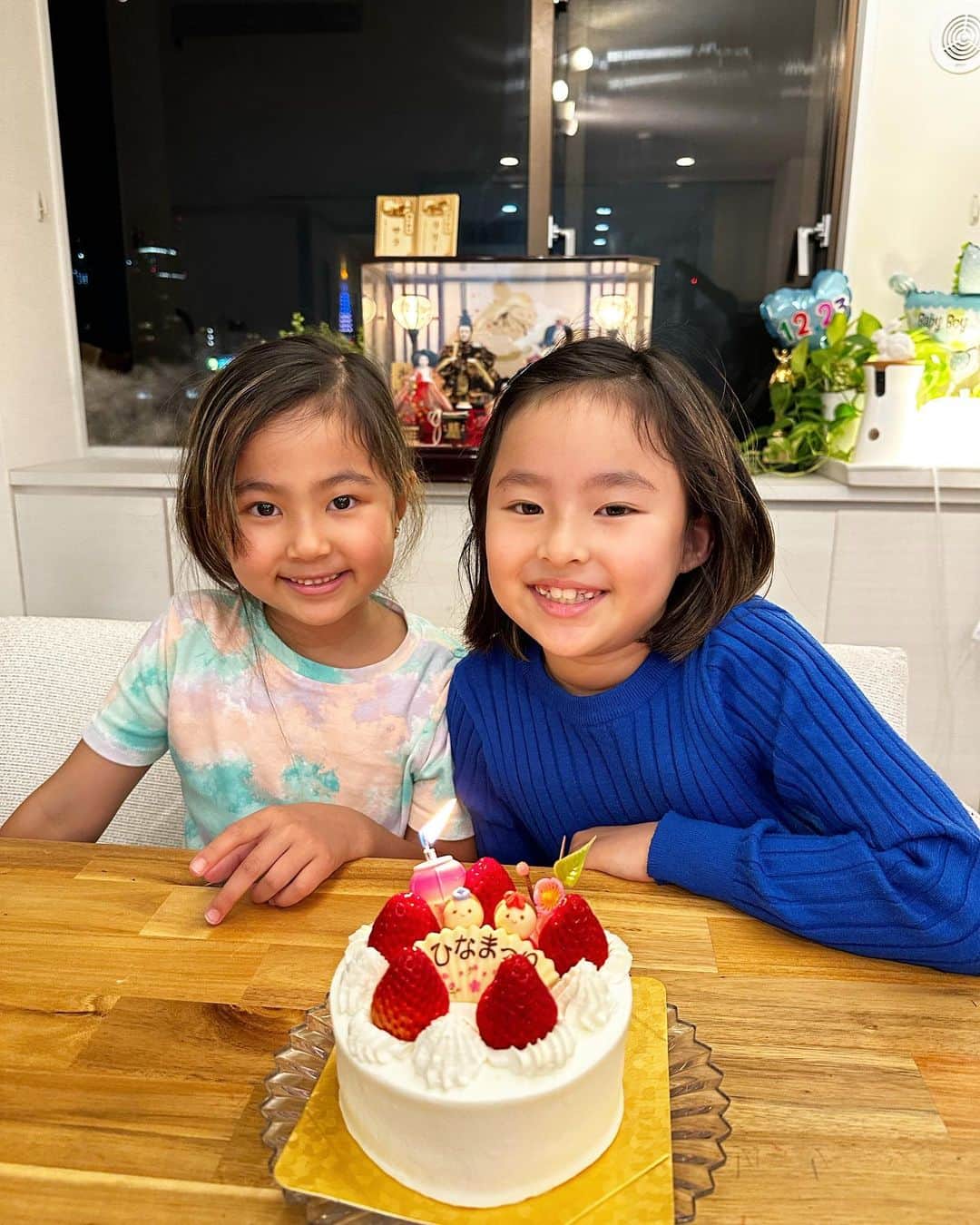 ユージのインスタグラム：「3月3日雛祭り🎎娘たちに帰りにケーキを買って帰りました✨8歳と7歳になった娘。早いなぁ〜🥹」