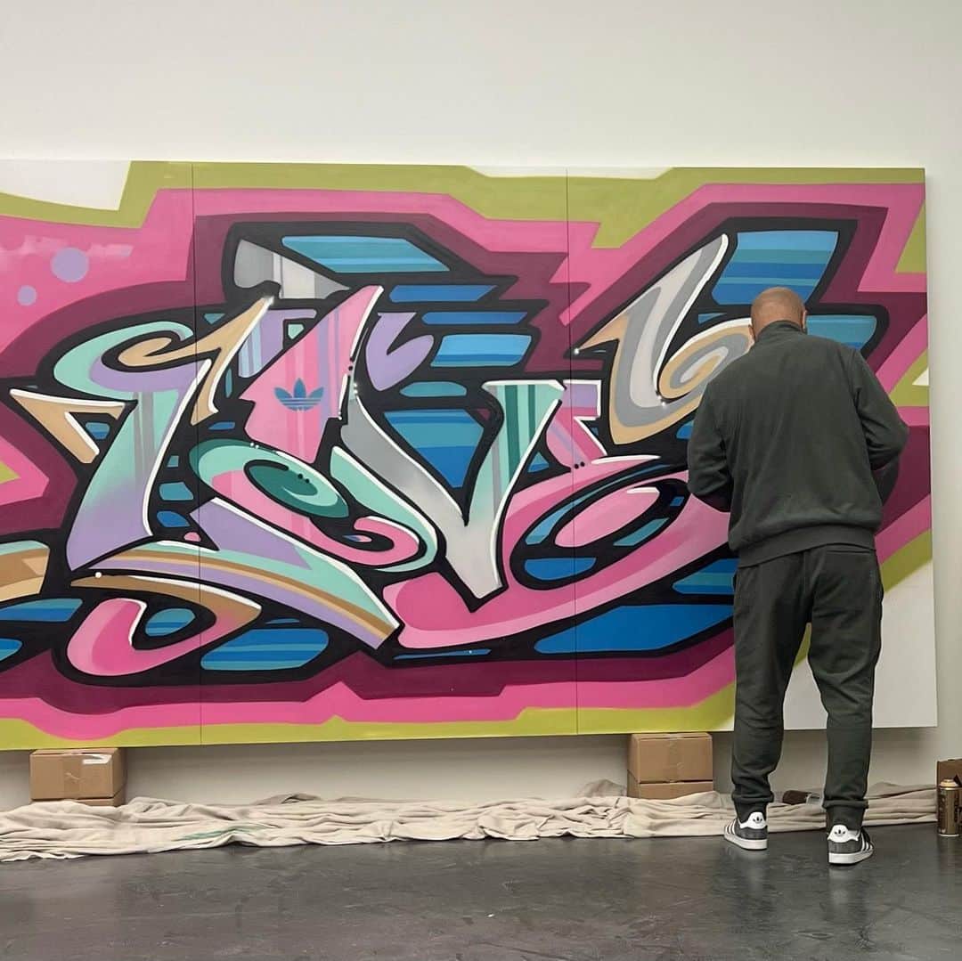 ジェイソン・ステイサムのインスタグラム：「A massive respect to @mrgoldie putting the paint on live and letting us listen in to stories from the graffiti days! 💥 An incredible show…..Beyond The Streets @saatchi_gallery @rogergastman」