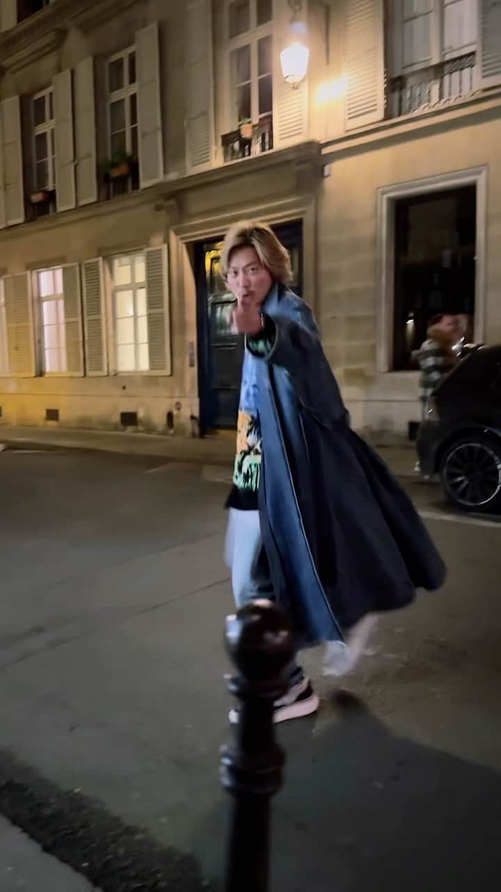 のインスタグラム：「#parisfashionweek  #paris  #chloe  #celine  最近のリールは皆こんな感じにcoolに歩いてる^_^」