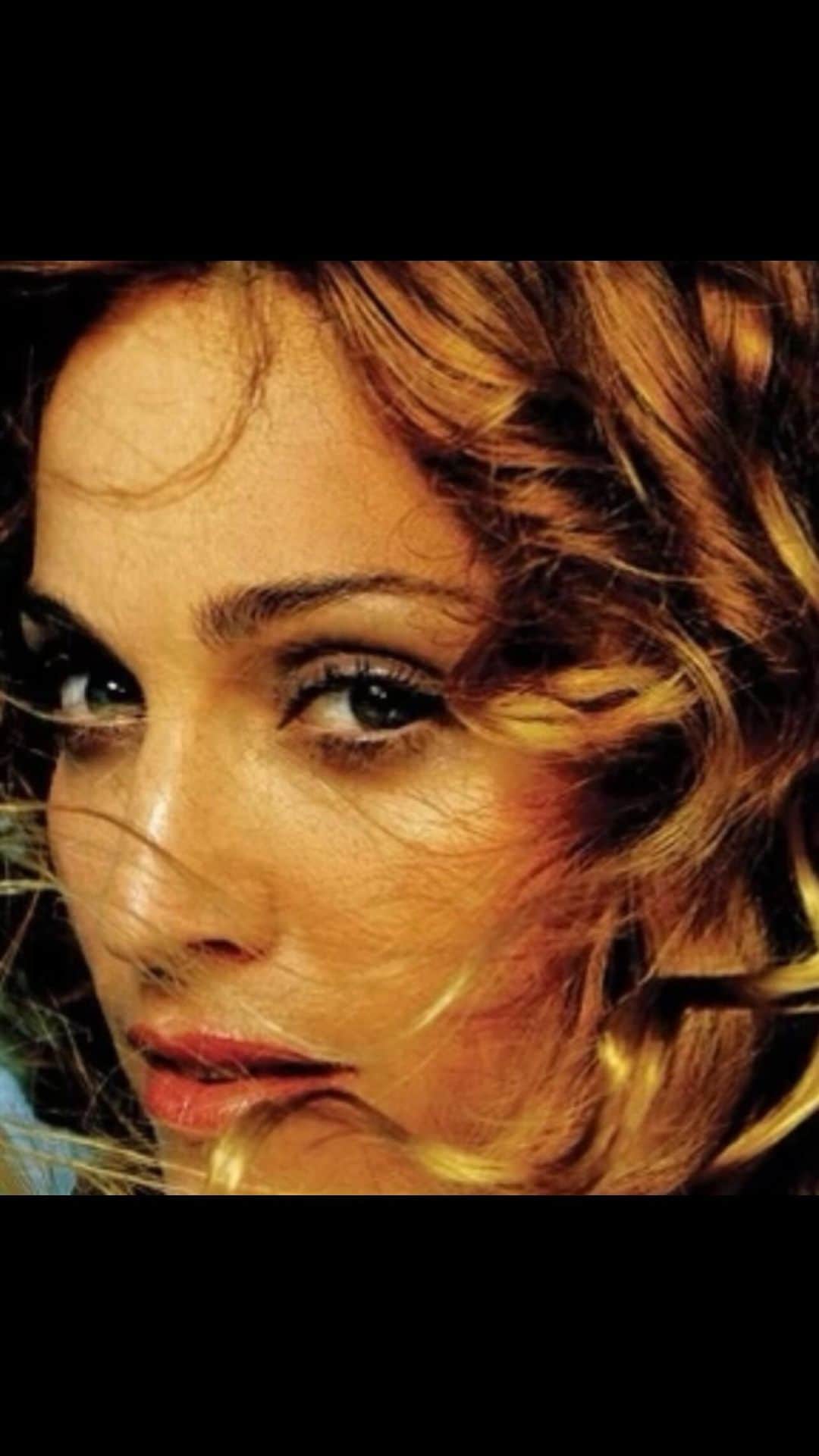 マドンナのインスタグラム：「25 years passed through me—Quicker Than A Ray Of Light ⚡️⚡️⚡️. And I feel like I just got Home. 🌎🌍🌏. Thank you For Listening. #rayoflight」