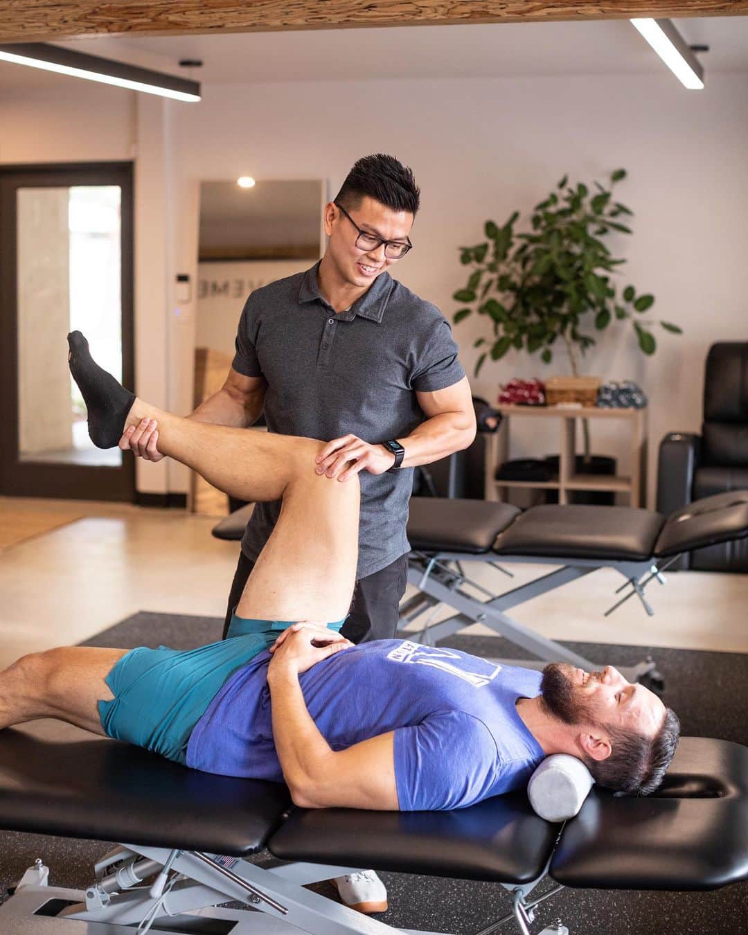 Samuel Lippkeさんのインスタグラム写真 - (Samuel LippkeInstagram)「Photographed the talented and genius Sports chiropractor Dr. Mike and his team at @movement.chiro. Love photographing and getting to know people that are the best at what they do. Dr Mike is absolutely incredible.  If you have anything holding you back, get in and see him and his beautiful new space. Cold plunge, sauna and red light therapy, normatech and all the tools to get you moving again. He's been keeping me operating at a high level for a couple years now and most recently got me back to health after going a little too hard on the weights. So much love for Dr. Mike and Tawni Delfin. 👨🏽‍⚕️🩻💪🏽🏋🏽‍♂️」3月4日 6時22分 - samuel.lippke