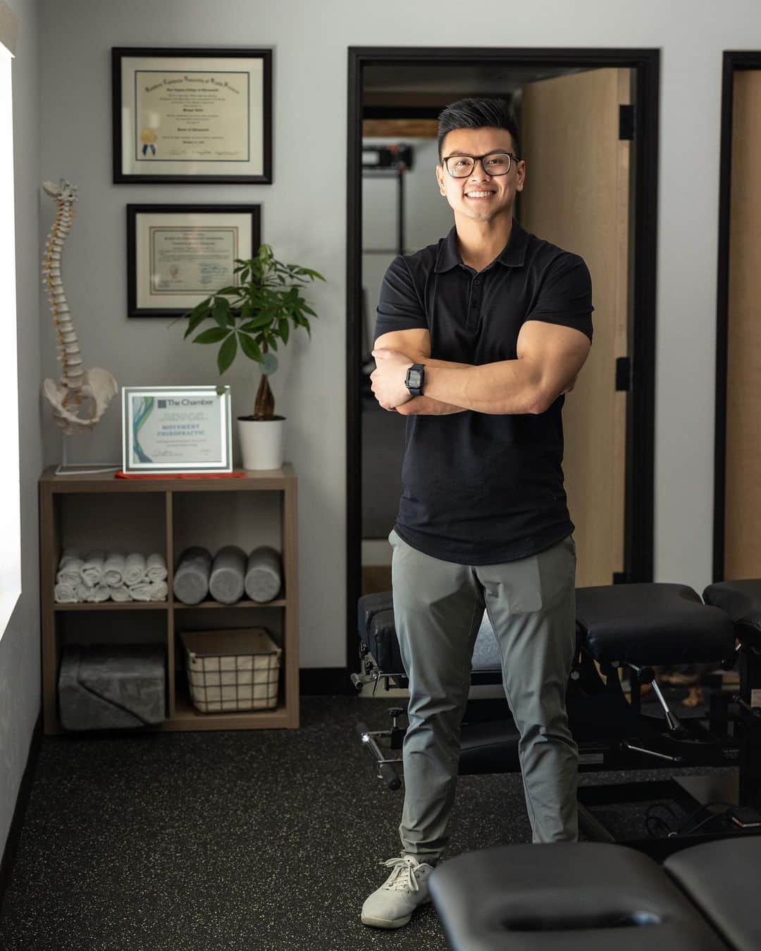 Samuel Lippkeのインスタグラム：「Photographed the talented and genius Sports chiropractor Dr. Mike and his team at @movement.chiro. Love photographing and getting to know people that are the best at what they do. Dr Mike is absolutely incredible.  If you have anything holding you back, get in and see him and his beautiful new space. Cold plunge, sauna and red light therapy, normatech and all the tools to get you moving again. He's been keeping me operating at a high level for a couple years now and most recently got me back to health after going a little too hard on the weights. So much love for Dr. Mike and Tawni Delfin. 👨🏽‍⚕️🩻💪🏽🏋🏽‍♂️」