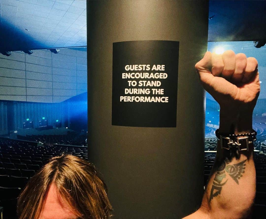 キース・アーバンのインスタグラム：「Saw this sign and went ‘yep…we are  SO IN THE RIGHT PLACE.’ Here we go Vegas ! opening night of our brand new show. I’m giddy as shit !!!!!!!!」