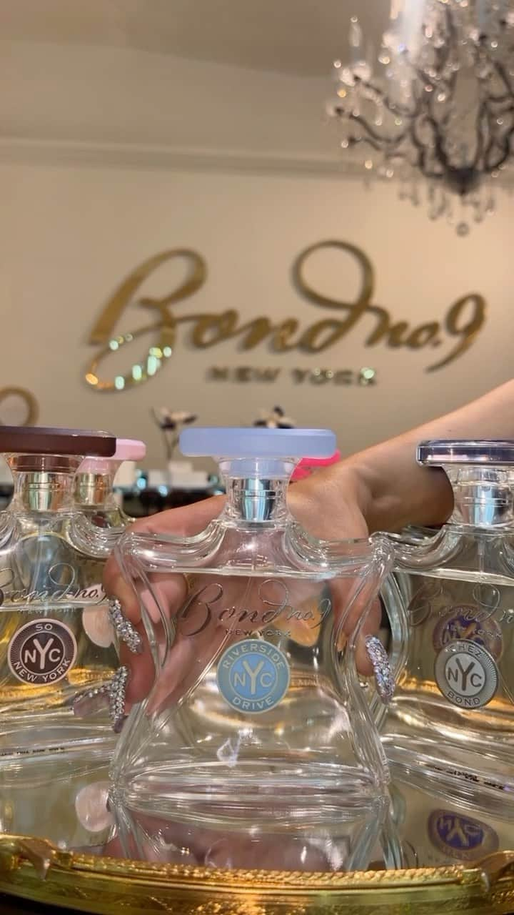 ボンド・ナンバーナインのインスタグラム：「Cheers to the weekend🥂 #theoriginals  🤍Chez Bond 💓Chelsea Flowers 💗Park Ave. 💜New Haarlem 🤎So New York 💙Riverside Dr. #bondno9 #scentsofnewyork」