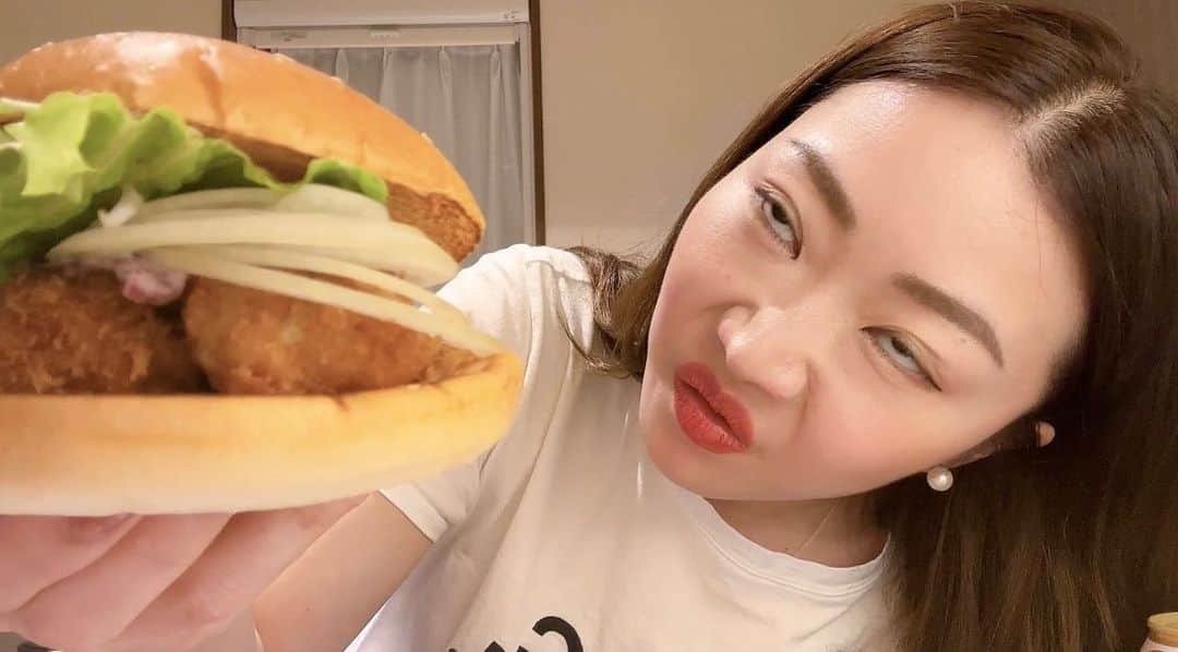 CRAZY COCOのインスタグラム：「How can I control my appetite ? Feed me more 🤪  えーっと。 黄体ホルモンの奴隷の時期が近づいて参りました。 と言う報告です❤️  良い週末を❤️   #食べるの大好き  #食べる事が好きな人と繋がりたい  #たくさん食べる人が好き #最近好きなタイプを聞かれて #この歳なってタイプとか無いと思ったけど #食を一緒に楽しめる人がタイプと気付いた #何を食べるかより誰と食べるか  #黄体ホルモンの奴隷 #伝い漏れの恐怖 #3ヶ月に1回の確率で #漏らします」