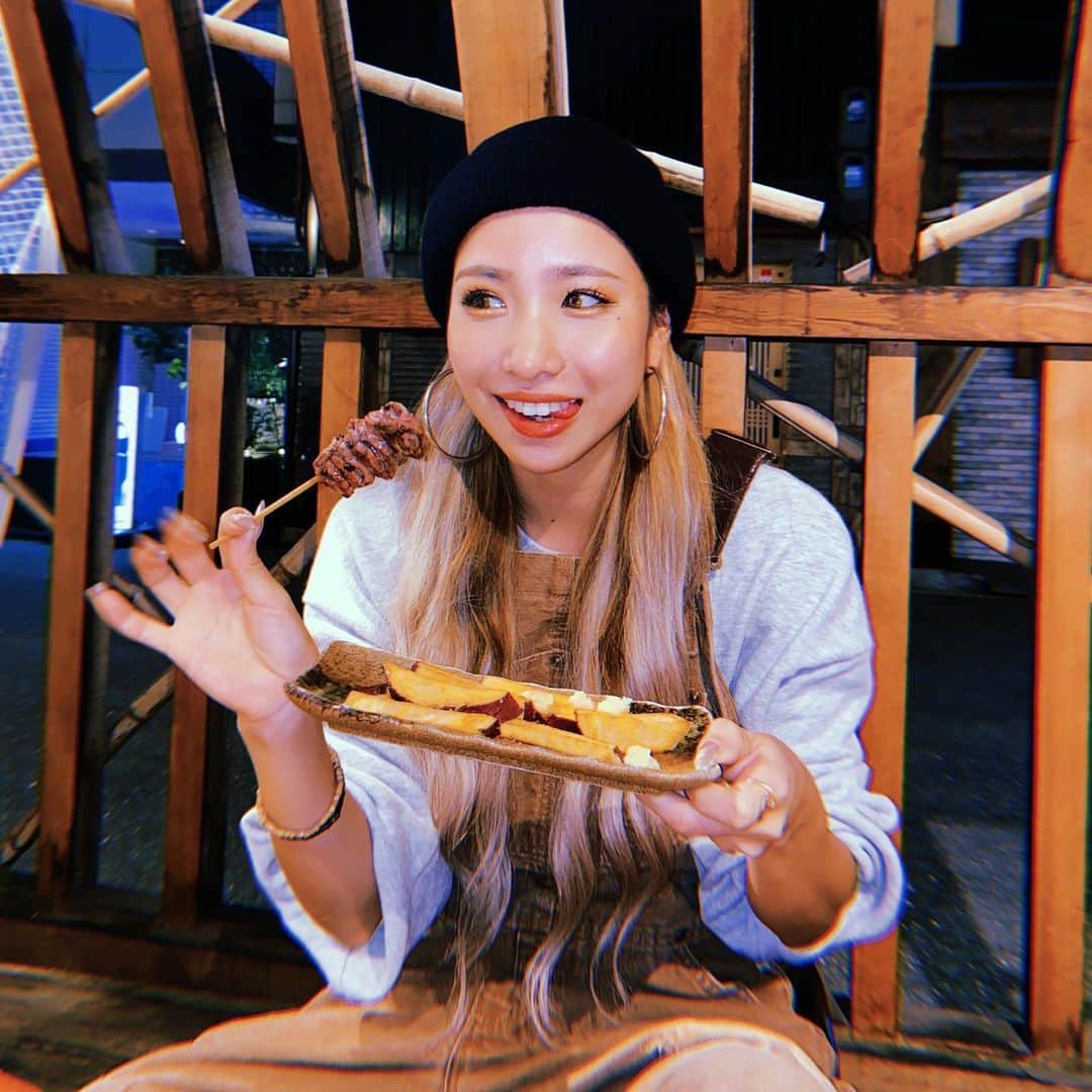 KAEDE のインスタグラム：「🤤  #過去pic  #streetwear #streetgirl  #ストリート系女子 #ストリートファッション　#ストリートコーデ　 #カジュアル #カジュアルコーデ 　#オーバーサイズ　#asianzdancers  #メンズライク 　#エクステ　#シールエクステ #ロングヘア　#ハイライトカラー　#オーバーオール #オーバーオール女子　#carhartt 　#バレイヤージュ　#ビーニー　#ニット帽」