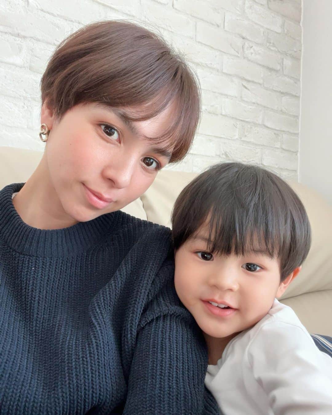 鈴木サチのインスタグラム：「. 髪の毛伸びたなーって思ったら2ヶ月も美容院に行ってなかった😅 . そりゃのびるわっwww . @sisi__hairsalon で　@yanagihara_hiroki さんにカットと今回はカラーもしてもらいました🤭✨ . うーん、私はやっぱり黒だなー。という結果に😂 . でもしばらく茶色を楽しみます😊 . 金髪もやりたいよねー。 . でもやっぱり黒だよねー。ってなるのかなー🤔 . #ママ #ママモデル #モデル #4児ママ #ハンサムショート」
