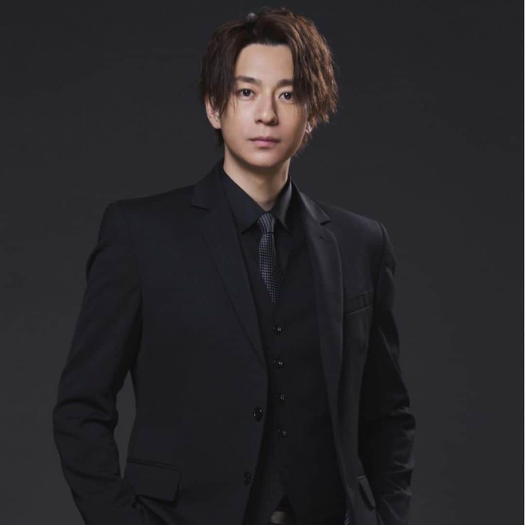 三浦翔平　ファンアカウントのインスタグラム：「火ドラ★イレブン  『#ホスト相続しちゃいました』 4月スタート  毎週火曜夜11:00～11:30 カンテレ・フジテレビ系  #三浦翔平 ホストクラブ「MAJEST」の幹部・直樹（なおき）役 オーナー（久美子の叔父）のことを誰よりも慕っていてMAJESTを大切に思っている。 陽気で気さくで、気遣いのできる大人の男だが、自分の本心は誰にも見せない、ミステリアスな面も。  🍷翔平くんコメント🥂 ͛ 先日、ホストクラブを見学させていただき、直接ホストの方と話をさせていただく機会があり、接客のプロのすごさを少し理解できました。 このドラマは、ホストという職業がどういうものなのかという部分と、いきなり主人公がホストクラブを相続してしまうという、特異なお話なので、この2つの軸を楽しんでもらえればなと思っています。 僕たちは、ホストを演じるということで、“テレビの前の姫”を楽しませなければいけない立場だと思っています。 夜の世界でギラギラした若者たちの青春だったり、恋だったり、それぞれの人間模様が描かれています。 ぜひ楽しんでご覧ください。  #桜井ユキ#八木勇征#宮世琉弥#鈴木ゆうか  まさかまた翔平くんのホスト役が観られるとは！ 楽しんで観ます🙋‍♀️」