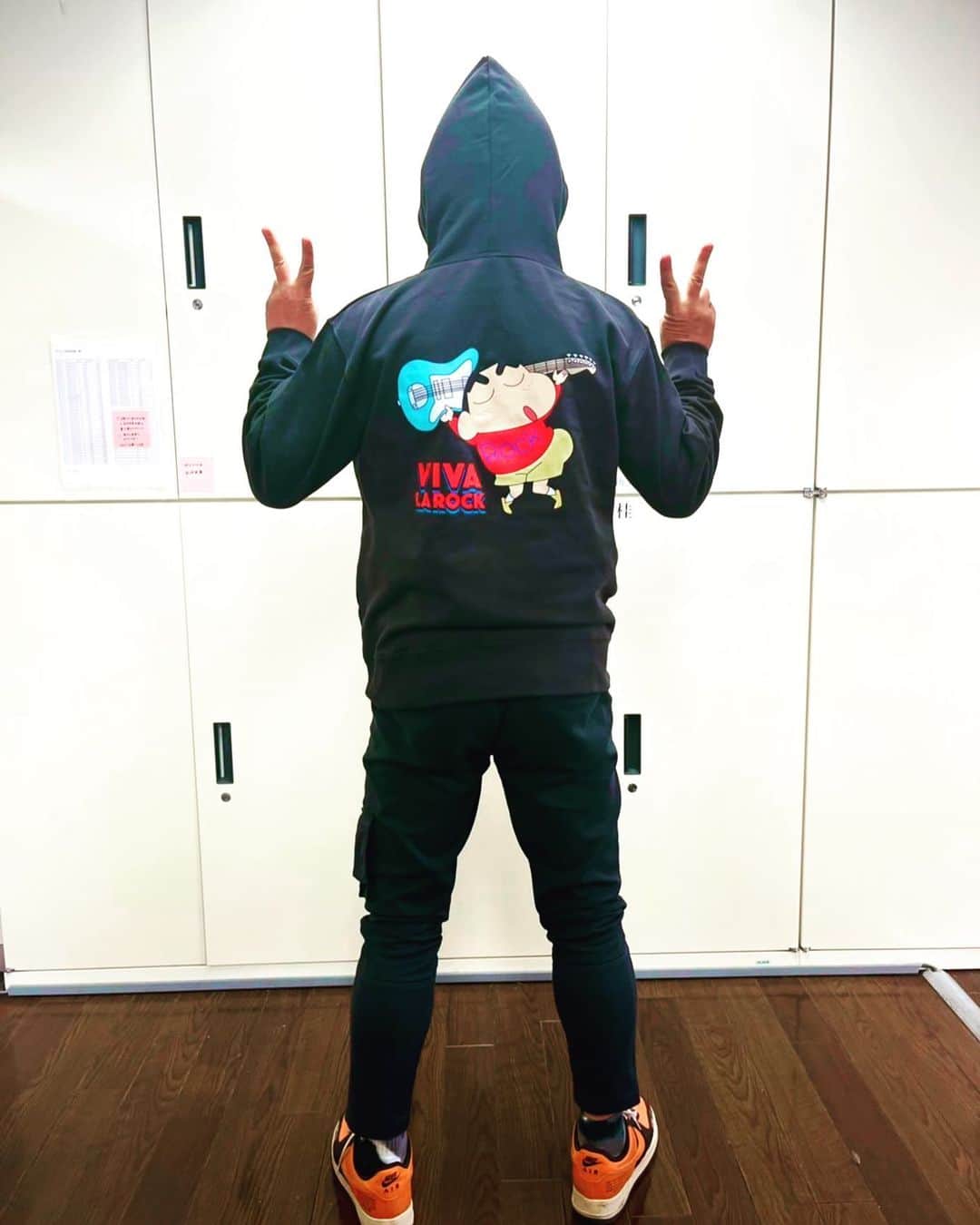 鹿野淳のインスタグラム：「どう？ いいでしょ？ 遂に春日部の雄と結ばれました。 #ビバラ #クレヨンしんちゃんコラボ  #オラはロックスターだゾパーカー」
