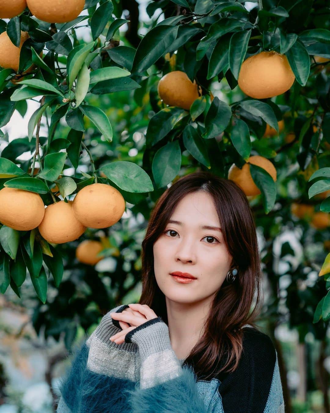 亜希子のインスタグラム：「近頃、ありがたいことに色々な取材を受けさせて頂くたび、「アイドルだった経験は、作家になられた今、役に立っていると思いますか？」というご質問を頂きます。  私もライターなので、そのようなご質問をなさるご質問者さんの意図は分かる気がします。私も同じ立場なら、同じことを聞いてしまうかも。  ただ、その上で思いますのは、「あの経験があるから今の私がある」というような、分かりやすいようには人生の物語は出来ていないということです。  その時々の生き方にプライドを持って生きていく中で、苦悩の果てに掴み取るようにして、ただ新しい扉があった。  生きていくために、必死でその扉を開いただけというのが、本当のところなのではないかと思うのです。  私はそれを検証したくて、2019年『アイドル、やめました。AKB48のセカンドキャリア』という、アイドルさんのセカンドキャリアの本を宝島社さんから出版しました。  私も含めて、人というのは、つい「そこにドラマはあるのか？」ということを求めてしまう生き物なのかもしれません。(その衝動自体は否定しません。当然かもしれません)  ですが、たとえば「自分には語るべき物語性が何もない」と劣等感を抱いたとしても。  ただ、あなたは存在しているだけで尊い偉い、素晴らしい、ということだけは繰り返し、口を酸っぱくして言っておかなくてはなりません✍️   私は今、それを文章で伝える商売をしておりますから🙆‍♀️  今宵おやすみなさい 💤」