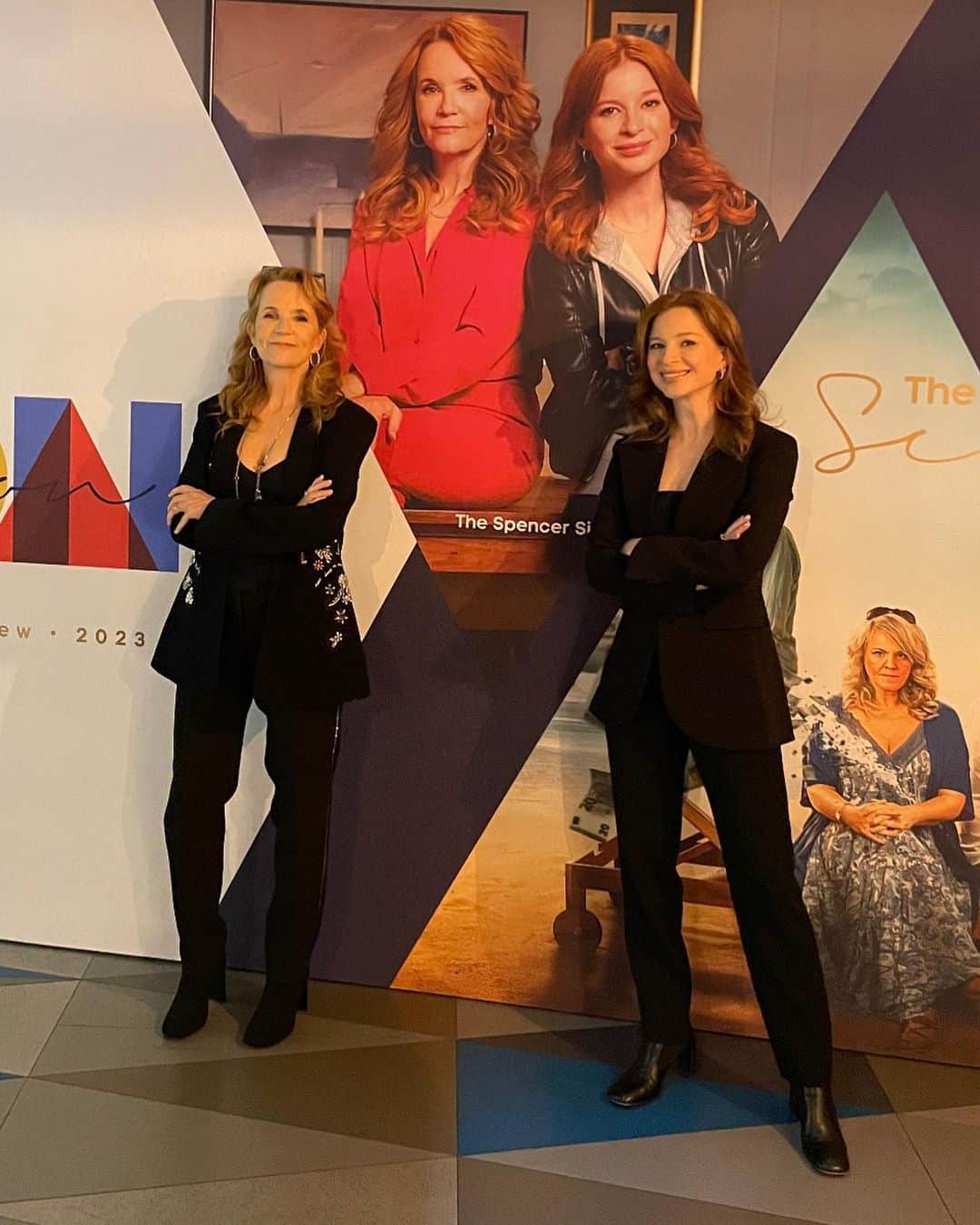 リー・トンプソンのインスタグラム：「Fun in London with @staceyfarber spreading the word.  #TheSpencerSisters tonight! @ctv all things Antonio @soyrodrigomassa」