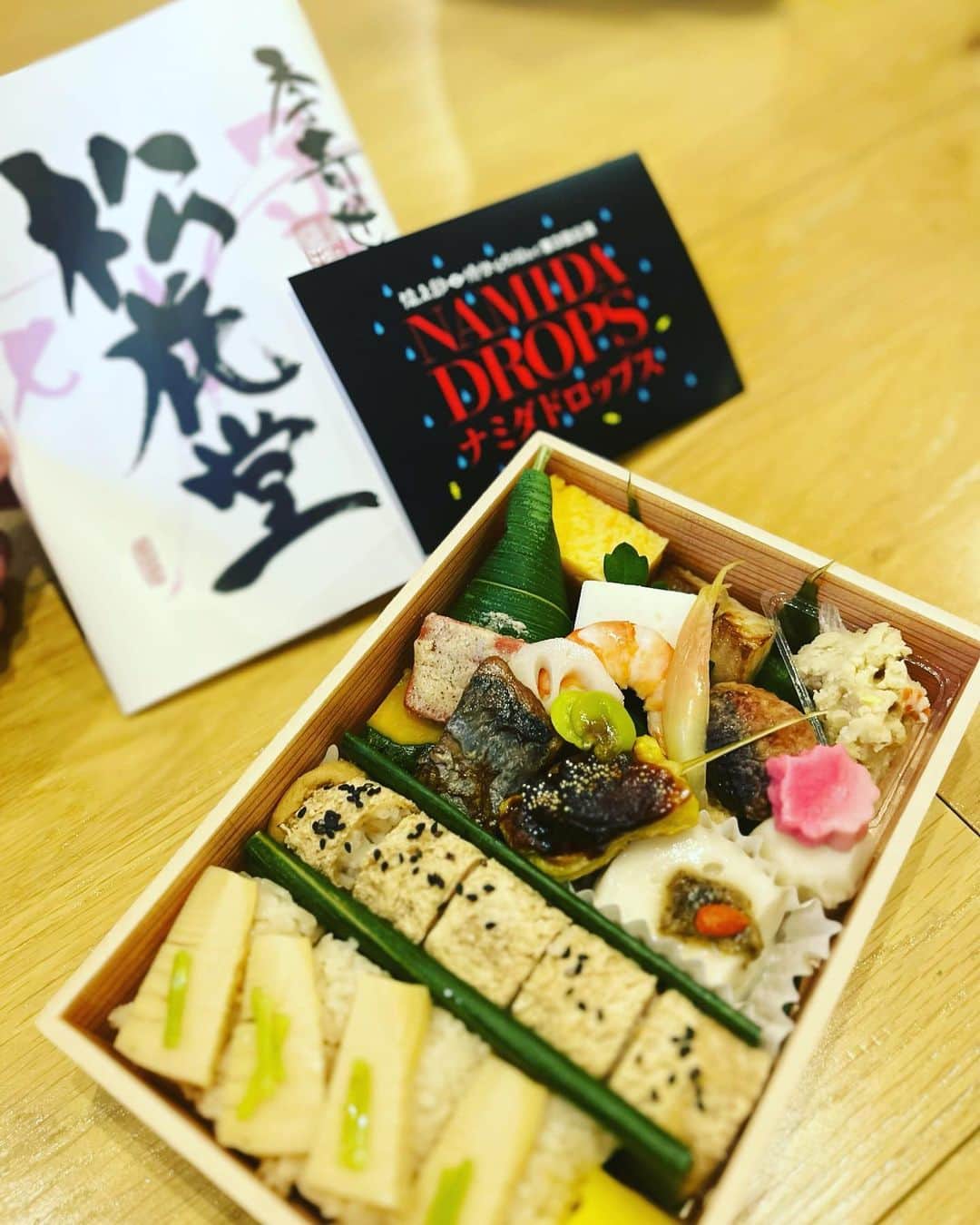 市川 翔乃亮のインスタグラム：「六本木【淡悦】さんのお弁当がナミダドロップス東京公演限定でお楽しみいただけます🧸  価格　税込2500円　（ナミダドロップス限定ポストカード付き）  ひとつひとつのお味が丁寧につけられており、お酒にも合うお弁当です🍺🍶 そしてボリューミーです！ ご観劇の記念にお買い求めいただき、ご自宅でお酒とともにお楽しみいただくのはいかがでしょうか？？  #ナミダドロップス #六本木淡悦  #お弁当」