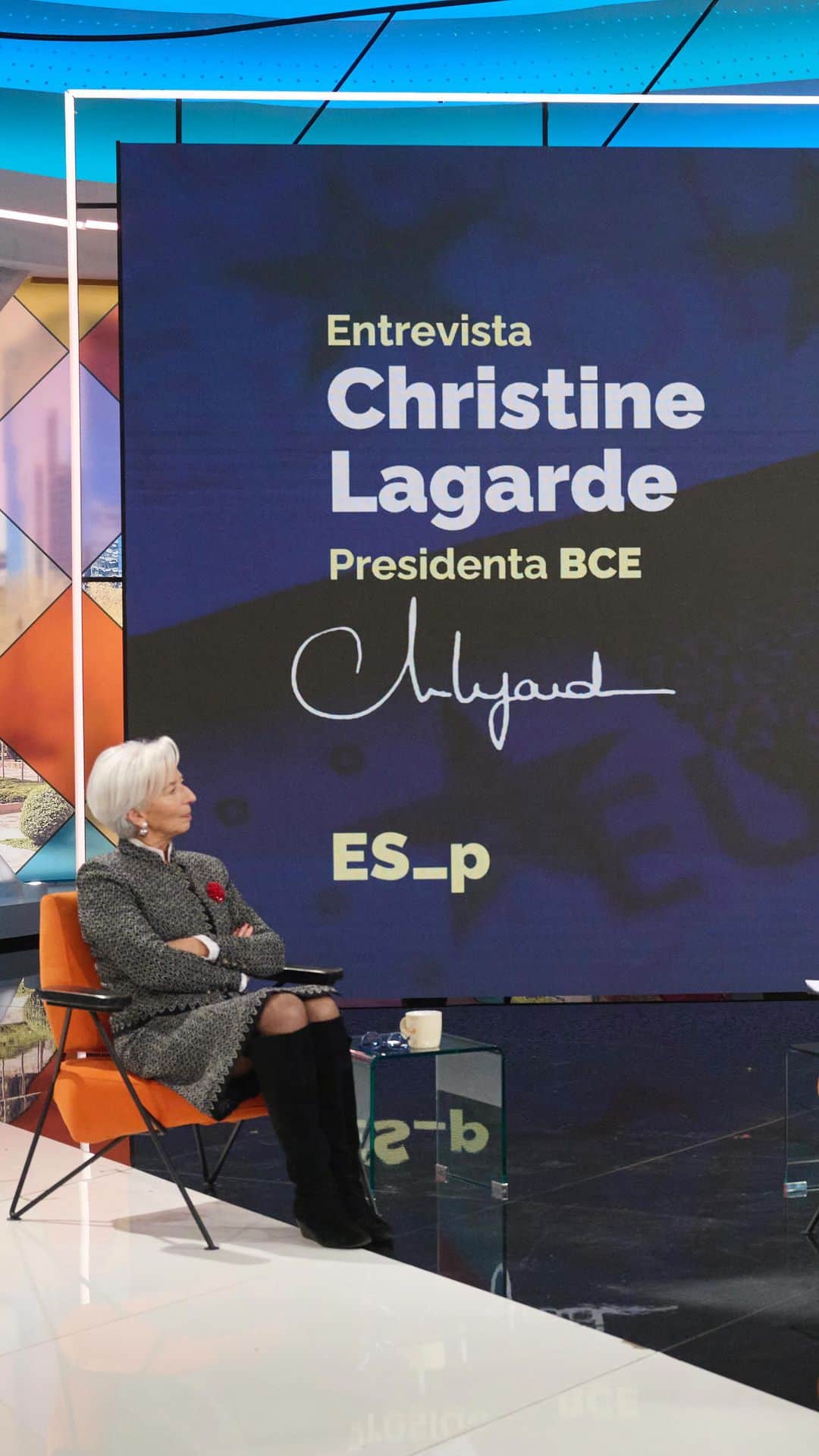 のインスタグラム：「Women and girls must be given opportunities to thrive along whichever path they wish to take, I said recently in an interview on Spain’s @espejopublico. Having those chances will help them realise their full potential.   Watch the full interview in English and Spanish via the link in my bio.」
