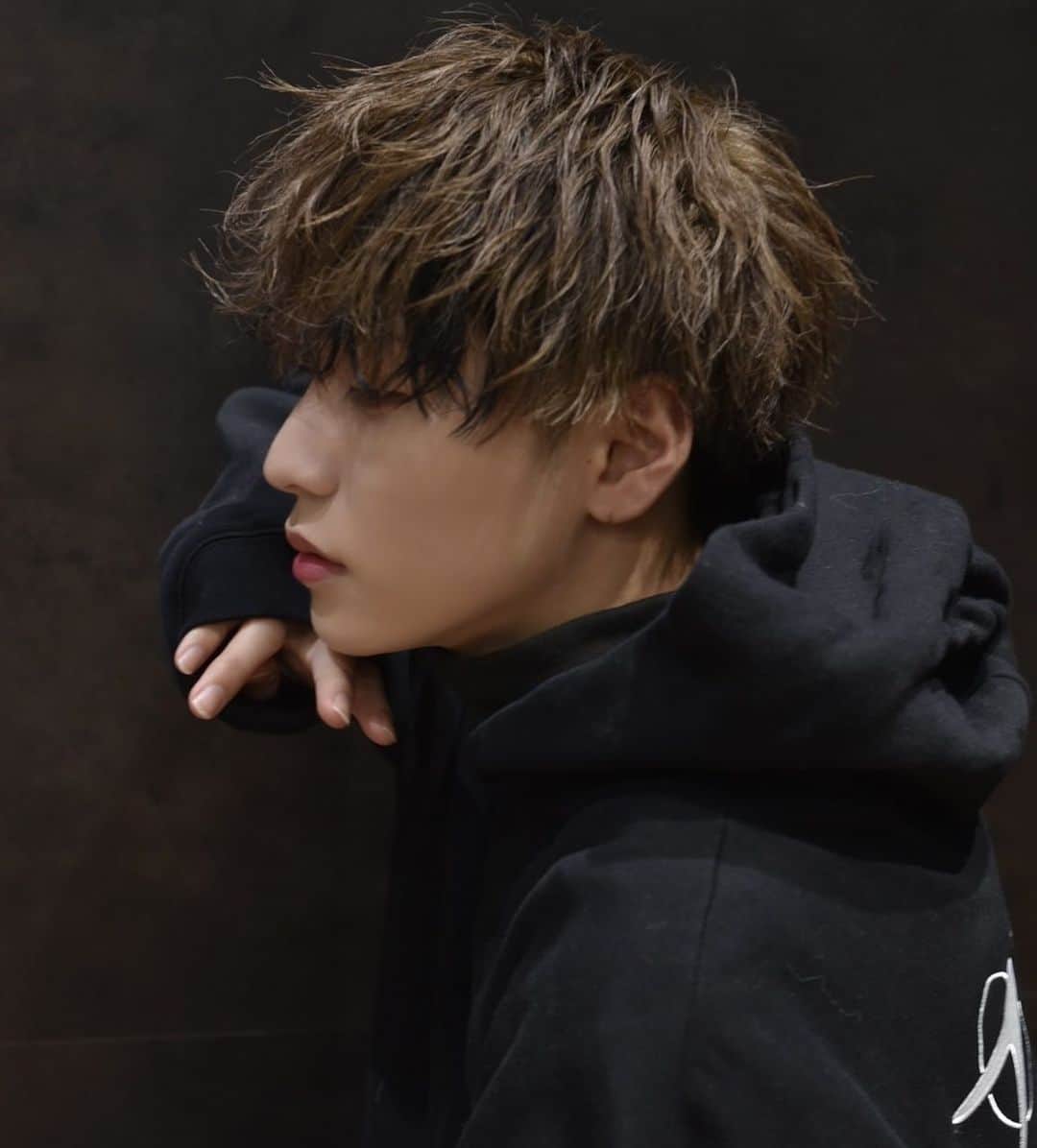 のインスタグラム：「よこ . . . . . . . . . . . . #自撮り #雰囲気#雰囲気男子#自撮り界隈 #雰囲気だけ #メンズアイドル #メン地下 #モデル #アイドル #自撮り女子#自撮り男子 #じどり #idol #マッシュ #被写体モデル #beautiful  #follow #followforfollowback #followers #followｍe #サロンモデル  #fff」