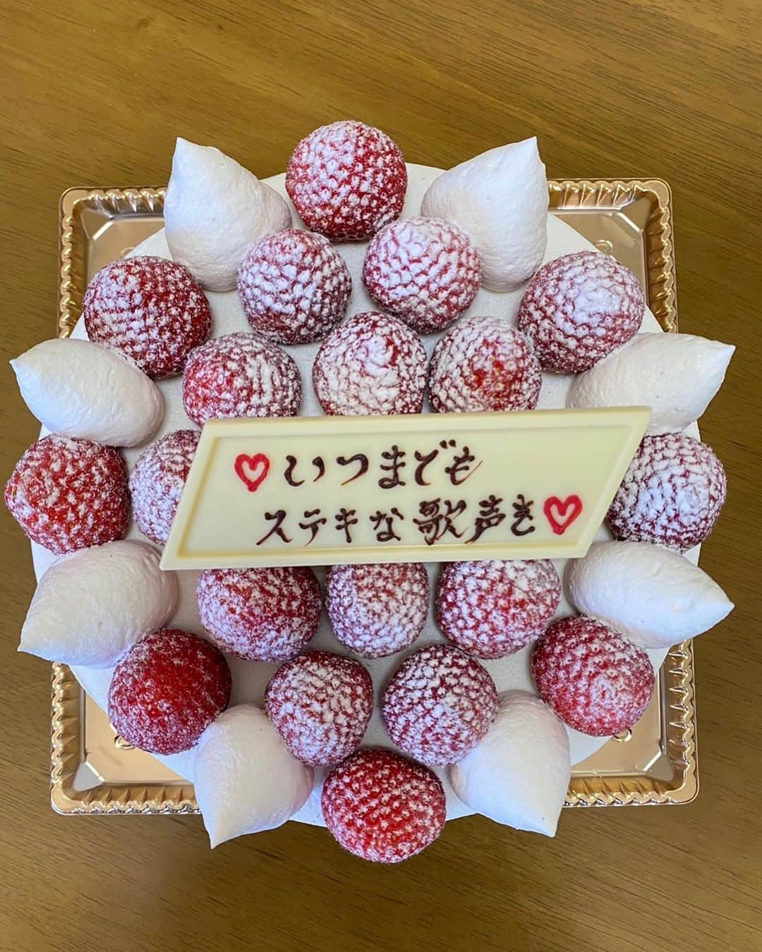 岡村孝子さんのインスタグラム写真 - (岡村孝子Instagram)「少しずつ春が近づいて来ているような気がしますが、 みなさんのお住まいのところはいかがですか？ 先日は久しぶりの対面での取材でした〜！  2年前　退院後にリモートでお世話になりましたが、「闘病中に大好きな生クリームのケーキが食べれなかったのがつらかった💦　」と私がかなり力を入れて話していたらしく😆  それを覚えていて下さり、ケーキを差し入れして頂きました🎂  美味しい💕  まだまだ完治ではないですが、あの取材から2年後　こうしてお会いできて嬉しかったです。  退院はしたものの、この先どうなるかさっぱりわからない病み上がりな私に1歩ふみ出すきっかけを下さり　とても感謝しています😌  そして今日3/3はひな祭り🎎  リスナーさんから頂いたお花とケーキでお祝い🌷  今年も雛人形、早くしまわなくちゃ😉  day1312」3月3日 22時45分 - okamuratakako_official