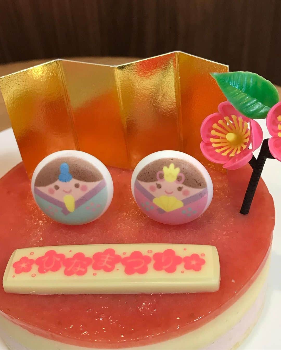 岡村孝子さんのインスタグラム写真 - (岡村孝子Instagram)「少しずつ春が近づいて来ているような気がしますが、 みなさんのお住まいのところはいかがですか？ 先日は久しぶりの対面での取材でした〜！  2年前　退院後にリモートでお世話になりましたが、「闘病中に大好きな生クリームのケーキが食べれなかったのがつらかった💦　」と私がかなり力を入れて話していたらしく😆  それを覚えていて下さり、ケーキを差し入れして頂きました🎂  美味しい💕  まだまだ完治ではないですが、あの取材から2年後　こうしてお会いできて嬉しかったです。  退院はしたものの、この先どうなるかさっぱりわからない病み上がりな私に1歩ふみ出すきっかけを下さり　とても感謝しています😌  そして今日3/3はひな祭り🎎  リスナーさんから頂いたお花とケーキでお祝い🌷  今年も雛人形、早くしまわなくちゃ😉  day1312」3月3日 22時45分 - okamuratakako_official
