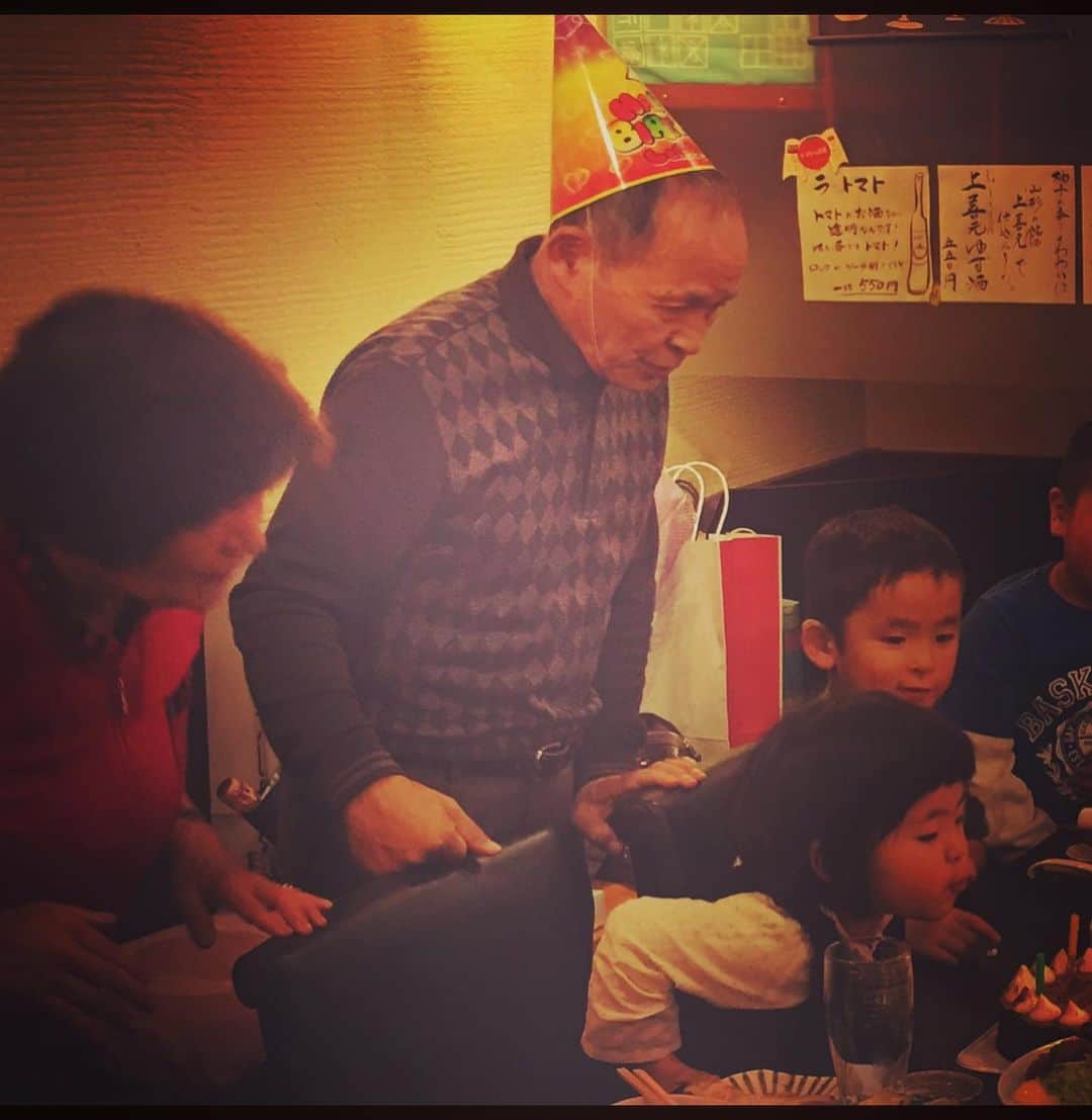 田波涼子さんのインスタグラム写真 - (田波涼子Instagram)「3月2日 大好きな義父が亡くなりました。 と、同じ日に息子12歳になりました。  なんとも不思議な日。  誰も頼んではいないのに、男の子は僕しかいかいからと何故か小さな頃から野尻姓を大事にしたいと言っていて。 それが通じたのか、託されたのか。。。  この日を迎えるまで子供達もほぼ毎日通い、一緒に食べたり話したりできました。 前日には孫達全員集まり、主人も最後まで看取ることができて。  息子もいろいろ感じ取れるようになり、自分の事よりお爺ちゃんが亡くなった事を受け止めていました。  帰る間際に従姉妹達がケーキを出してくれて😢💕 息子も最高な誕生日だったと言ってくれたし、きっと忘れられない思い出になったと思います。  白米、マグロ、アイス、グミが好きで、皆を笑顔にしてくれる義父。 息子は似たのかな❤︎ ちなみに息子の誕生日プレゼントはグミです🎁  お義父様、どうぞ天国で見守っていて下さいね⭐︎⭐︎⭐︎  息子よ、生まれてきてくれてありがとう⭐︎⭐︎⭐︎」3月3日 22時47分 - ryokotanami.idea