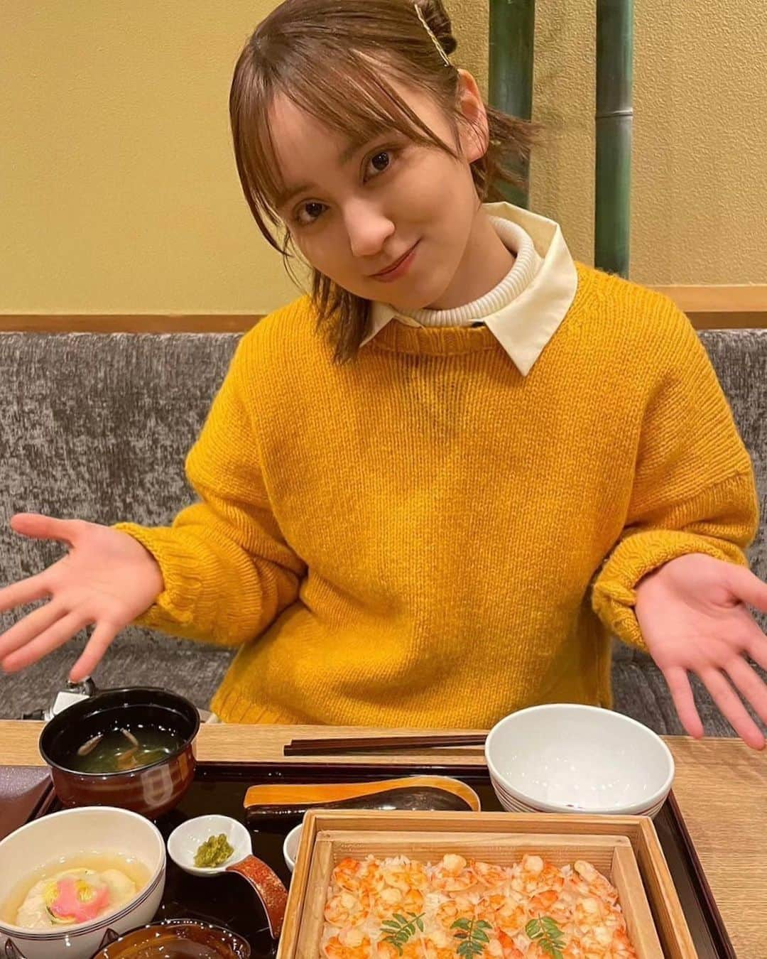 岡田結実のインスタグラム：「⁡ ⁡ ▷▷▷▸▸▸▸▸◂◂◂◂◂◁◁◁ ⁡ 📷桂新堂 本店  愛知県名古屋市熱田区金山町1-5-4 ＴＥＬ：052-681-6411 営業時間　売店　10：00～18：３0 食事　1部･･･11：00～12：30　 　　　2部･･･13：00～14：30 ※食事は要予約 不定休　（食事は日曜・盆・年末年始休み） 海老まぶし膳　2,200円 ⁡ ▷▷▷▸▸▸▸▸◂◂◂◂◂◁◁◁ ⁡ えびをふんだんに使用したお食事やえびせんべいが食べられるお店！ お店の中に入るだけでえびの香りがしてくるよ！ えび好きにはたまらない空間。 えびたっぷりの海老まぶし膳は、四通りの味を楽しめる贅沢な一品。 最高だね！ ⁡ あなたも誰かと行きたくなる、FinderTRIP✨　　 ⁡ 見逃し配信はこちら💁‍♀️ 〈FinderTRIP〉 ✅ 金山駅で発見！エビのひつまぶし YouTube https://youtu.be/yUliIaJ2h10 ✅ ロキポ https://locipo.jp/creative/19500c69-594b-4174-816b-c00a1d420645 ⁡ #findertrip #ファインダートリップ #岡田結実 #緑黄色社会 #名古屋 #カメラ #名古屋デート #フィルムカメラ  #名古屋カメラ部 #名古屋観光 #名古屋鉄道 #電車旅 #金山 #金山カフェ #金山ランチ #金山グルメ #えび #えびせんべい #海老まぶし膳 #桂新堂」