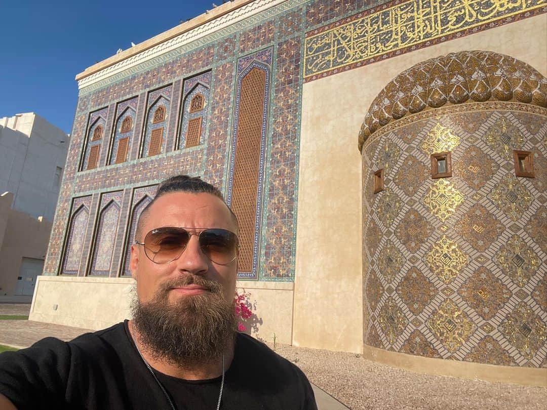 マーティ・スカルのインスタグラム：「I am very blessed to be wrestling in Qatar this week. I have not scratched the surface yet of checking out this country, but here’s some pictures I took on the way to todays show. Qatar marks my 31st country visited. I am feeling very fortunate to explore such cool places ☔️」