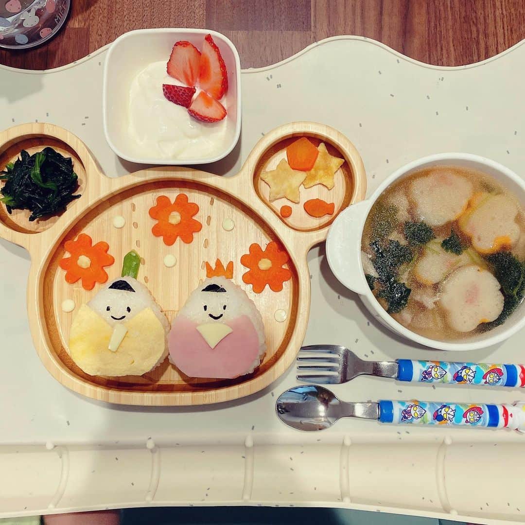 湯浅かえでのインスタグラム：「おひなさましたよ🌸❤️  #ひなまつりごはん  #ひなまつり  #海苔  #カットするの  #まじでたいへんでした  #汁はひっくりかえされた」