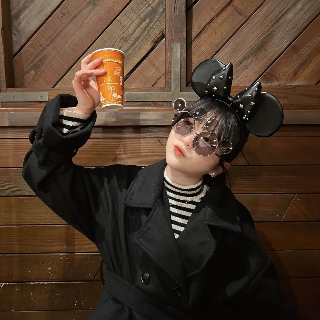 のインスタグラム：「この前ディズニー行った時の!! 最後の2人の写真かわいすぎる🐭🖤」