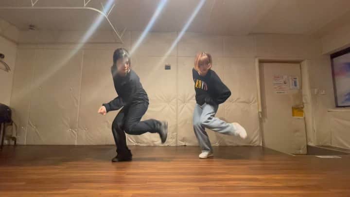 CHISATOのインスタグラム：「ゆうとめっちゃ久しぶりに踊った💃 爆笑しすぎて楽しかった😂😂 そしてゆうの踊り方やっぱりかっこいい🥹✨ @yuu_ystk  ありがと〜！また踊ろ〜💕  #pentatonix #attention #dance #choreography」