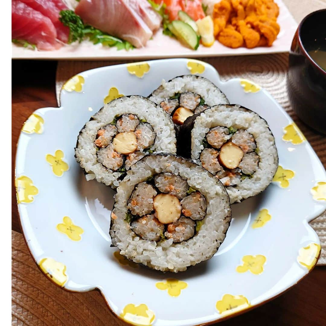 佐藤実絵子のインスタグラム：「ひな祭りご飯🎎  お花の太巻きを作りました。 実はお正月に、オレンジページcookingでもお馴染みの#ワタナベマキ さんの本(二枚目)を買って作ったのですが、写真を撮っておらず😅ひな祭りにリベンジ！　  お花の赤は、本当はねり梅とかでやったほうが色は出るんだろうけど、娘も食べられるように鮭フレークなので淡〜いお花、でも可愛い♥  娘も気に入り二切れも食べてくれた！！  他には蛤のお吸い物やお刺し身や茶碗蒸しなど。今日はライブのリハーサルをしていて、その前後で準備しまくってほんと1日無駄なく働いたので自分に150点あげたい！笑  #飾り太巻き #太巻き #ひなまつり #雛祭り #雛祭りごはん #ひな祭りごはん」