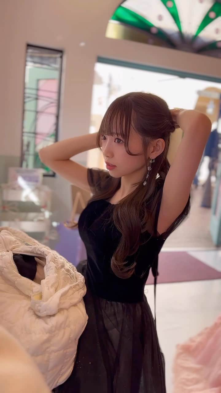 畑美紗起のインスタグラム：「ただ撮られていた動画をのせます👸🏻🖤  黒ドレスを着たよ👗！  生誕祭3/25(土) @ Theater Mixa OPEN 16:00 / START 17:00  2次先行受付しています🌸まってるよお！  ticketvillage.jp/events/12096  た！の！し！み！！！🍰  #畑美紗起 #畑美紗起生誕祭」