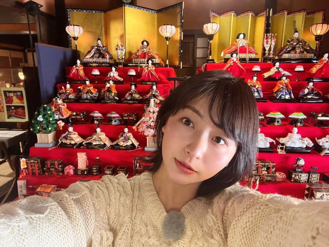 稲富菜穂のインスタグラム：「ひな祭り🎎🌸🍓  こないだのjcom📺liveニュース泉州で泉佐野ふるさと町家館へ行き、泉州ひな祭りのイベント模様をお伝えしました🎤  大正時代からのお雛様もいたりと 保管も凄く綺麗でお雛様たちの圧巻の姿凄かったです！！！  泉州ひな祭りは今週日曜まで！ 是非調べてみてくださいね♪  ４枚目は実家のお雛様❣️ お母さんから「今年も飾ったよ🌸」 と連絡くれて嬉しい気持ち🥲💓 居ないのに、毎年飾ってくれる両親に感謝。  いつも有難う🎎🍓幸せだなぁ。  #jcom #liveニュース泉州 #泉佐野 #泉佐野ふるさと町屋館 #旧新川家住宅  #ひな祭り #お雛様」