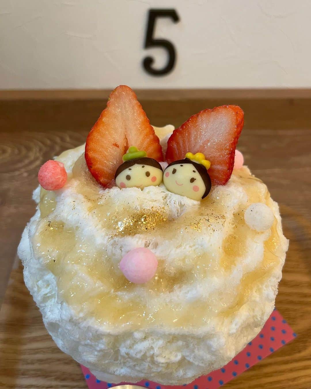 安藤あいかのインスタグラム：「かき氷ひな🍧と実家ひなまつり🎎  おひなさんたち年1しか会えないからさみしいっ！！ 守ってくれてありがとう💕  ちらし寿司は年2🥰  #ひなまつり #かき氷」