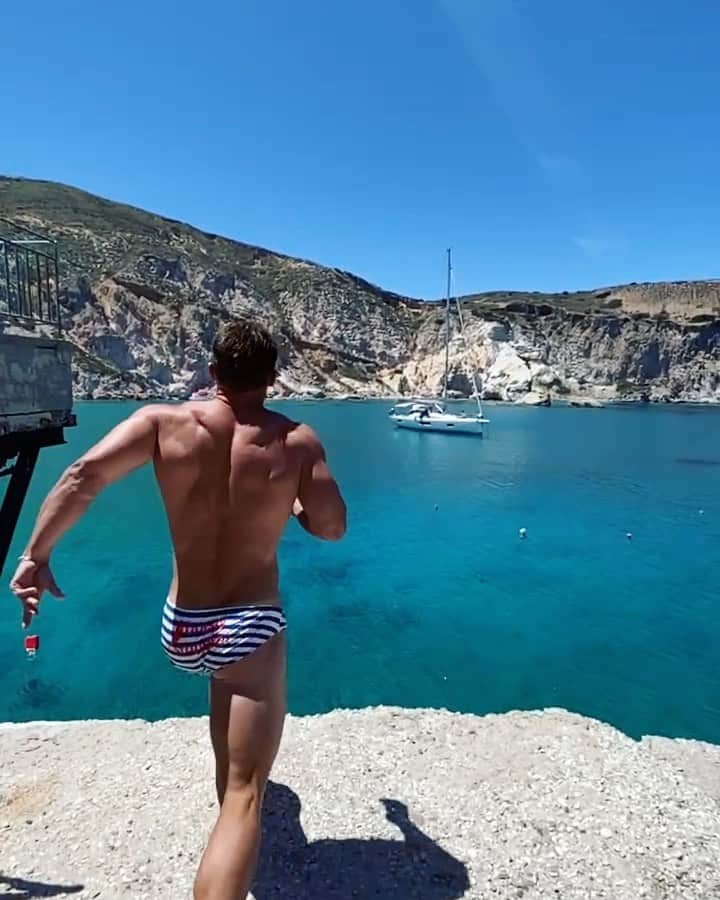 スティーブ・クックのインスタグラム：「Been back in the states for almost a month and it been a cold one! I’m already looking forward to a tanned and jack summer!  Today is day 1 of a size and strength phase of training. Summer bodies are created in the winter - @fitnessculturetraining」