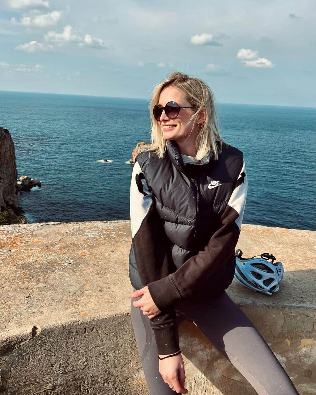 モード・ウェルゼンのインスタグラム：「Vroom vroom 💙🦋🦋🦋🦋」