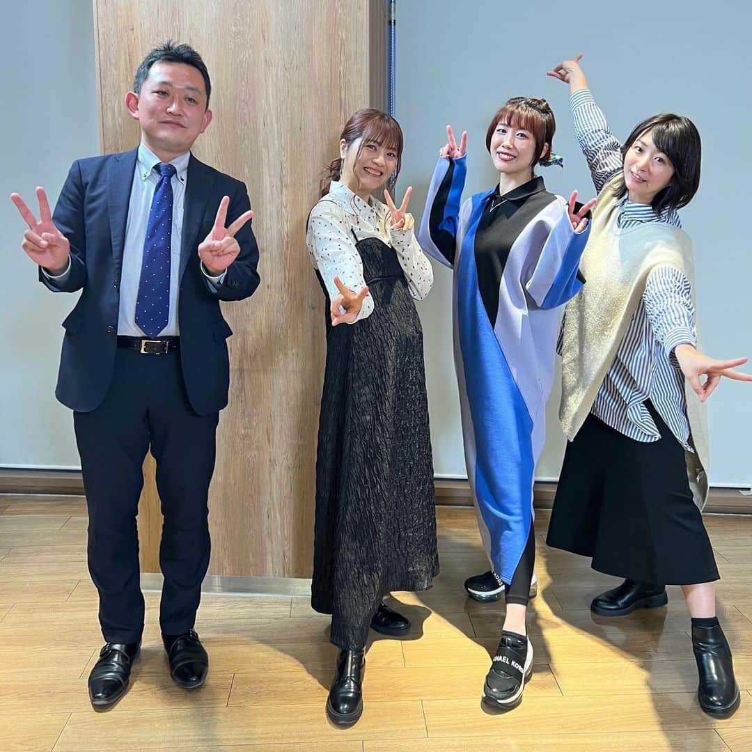 稲富菜穂のインスタグラム：「昨日は #川崎競馬STL season2のラスト回でした✌️💫  あけしゃんこと明坂聡美さんと 川崎競馬を楽しんだよ〜😚  あけしゃんが山賊適性凄くって めちゃくちゃ面白かった...🤣笑 次は一緒に🍺乾杯したいです🥺  この日は川崎競馬場で レディスジョッキーズシリーズの最終戦が行われるということでどんなレースが行われるかめちゃくちゃワクワクしてて！  兵庫の佐々木世麗騎手が負傷欠場と寂しく残念ですが、また元気な姿を見られるのを楽しみにしています🙇‍♂️  レディスジョッキーズシリーズ戦を前に名古屋の宮下瞳騎手のせめていく姿を見てボルゲージ上がる上がる。すごいっす！  レディスジョッキーズシリーズ始まってからは川崎所属騎手の小林捺花騎手の思い切りいく姿かっこよかったー😭名古屋所属の木之前葵騎手も最後伸びてくる姿震えたー😭そして更に川崎の神尾香澄騎手も3着に入りまえれなちゃんと興奮の興奮。  9Rは宮下瞳騎手の鮮やかな勝ち切り、 そして高知の濱尚美騎手の前へついて行く姿、岩手の関本玲花騎手の一個でも前へとどんどん伸びて来る姿かっこよかった👏  結果、2位と同じポイントでしたが 1位に輝いた関本玲花騎手すごかった👏 コメントは悔しそうでまた応援させてーっな気持ちが湧き上がる私。笑  2位と3位は川崎所属騎手！ 神尾騎手と小林騎手に #川崎競馬STL メンバーはとても嬉しい気持ちと更に応援に気合が入るの巻。  番組的にも誰かしらが必ず当たってて見所沢山すぎました！  見てくださった皆様有難うございました🙇‍♂️💫  また4月からも宜しくお願いします🌸  #川崎競馬場 #川崎競馬STL  #耳目社 #百瀬和己 アナウンサー #ももちゃん #明坂聡美 さん #あけしゃん  #前田玲奈 ちゃん #まえれなちゃん」