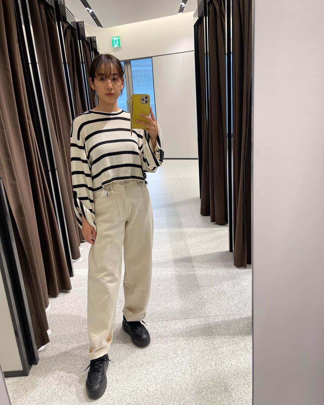 高嶋香帆のインスタグラム：「母からよく撮れてるから載せなさいと指示があったので、虚無顔を更新します。 母、全てのSNSをチェックしてくれている、母。  ZARAで購入した服やで。 おやすみ🫶」