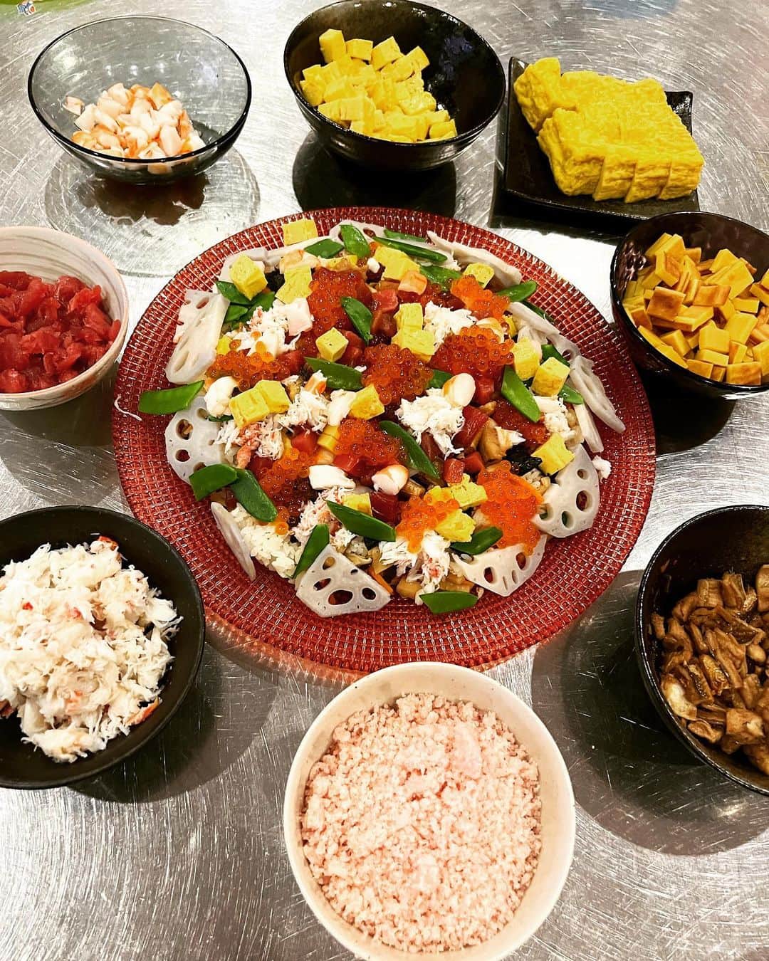 中根麗子のインスタグラム：「今日は、ひな祭り🎎  今日の夕食は、ちらし寿司はあまり好きじゃないかな？ということで、ちらし寿司と、手巻き寿司と、写真撮ってないけどパパがお寿司で、いくらと、とびっこを作り、あとは、蛤のお吸い物と、お母さん、お父さんに頂いた桜もちと草団子でした💗  ちらし寿司より、手巻き寿司の方がやっぱり好きみたいなので、来年はちらし寿司やめて、手巻き寿司にしようかなー。  ご馳走様でした。  #ひな祭り #ひなまつりごはん」